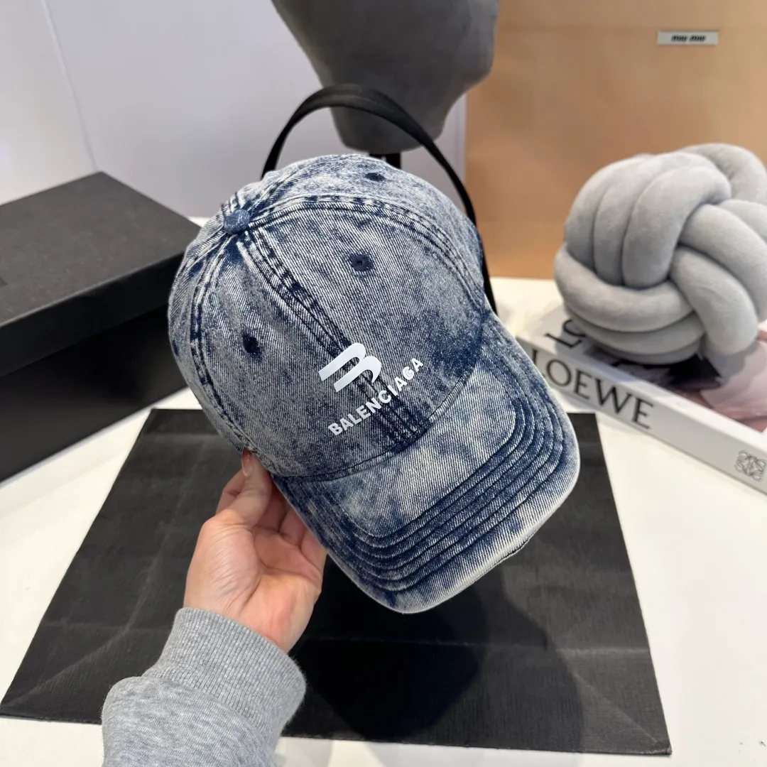 P60 BALENCIAGA 🆕Spring style new personalized baseball cap, high quality and excellent breathability, suitable for all seasons, high-value fashion item! Same style for men and women