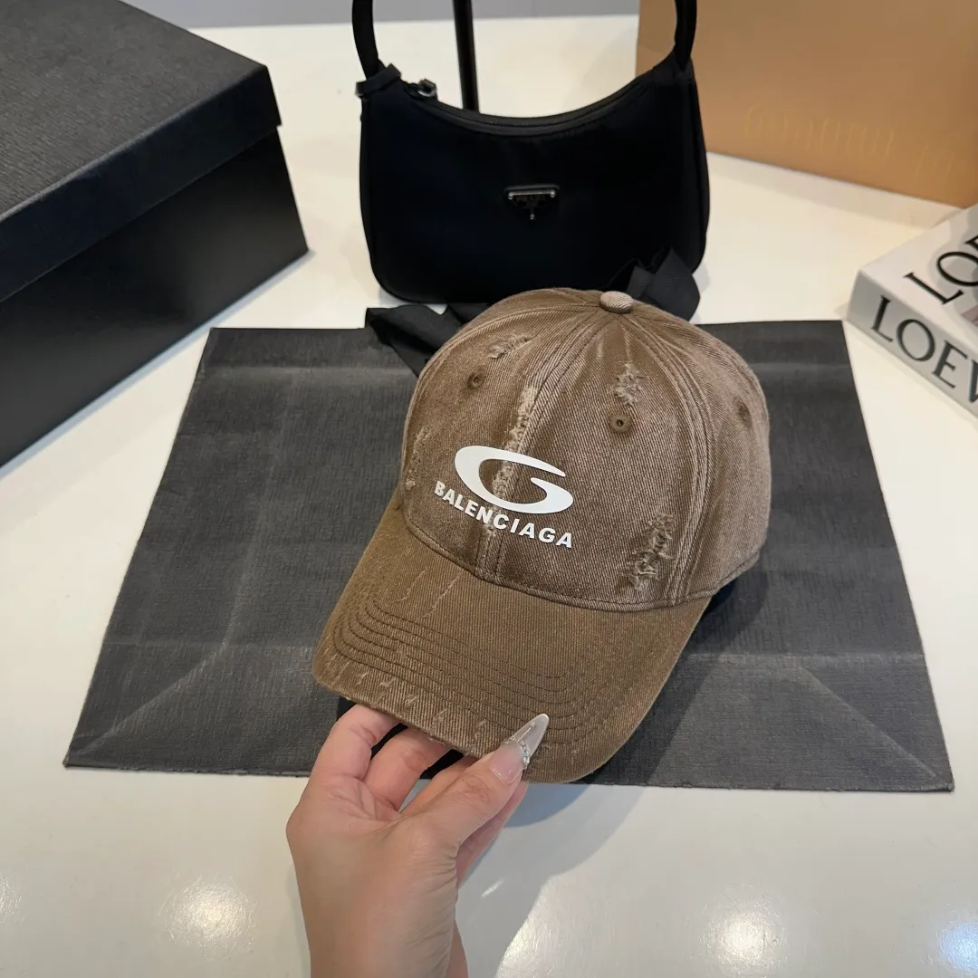 P56 New Balencia*a Balenciaga new baseball cap, ready for delivery in seconds🧢Simple, fashionable, super invincible and beautiful hat! Couple style!