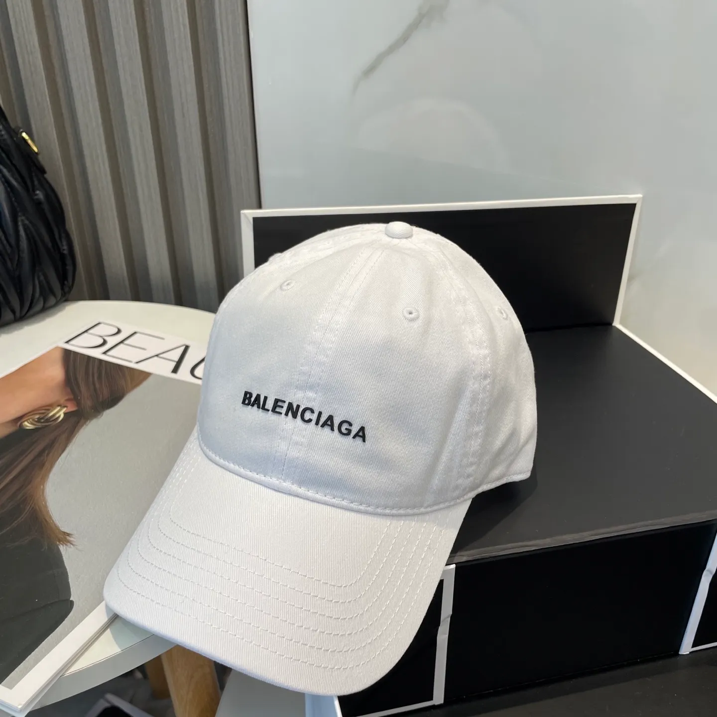 P50 Balenciaga Baseball Cap My family is already very proficient in Balenciaga’s craftsmanship. It’s a must-have. BALENCIAGA Balenciaga’s new washed pure cotton baseball cap. Heavy craftsmanship, double B letter logo, novel and fashionable trendy style. Exclusive physical shot of the same style for men and women. Unisex, adjustable