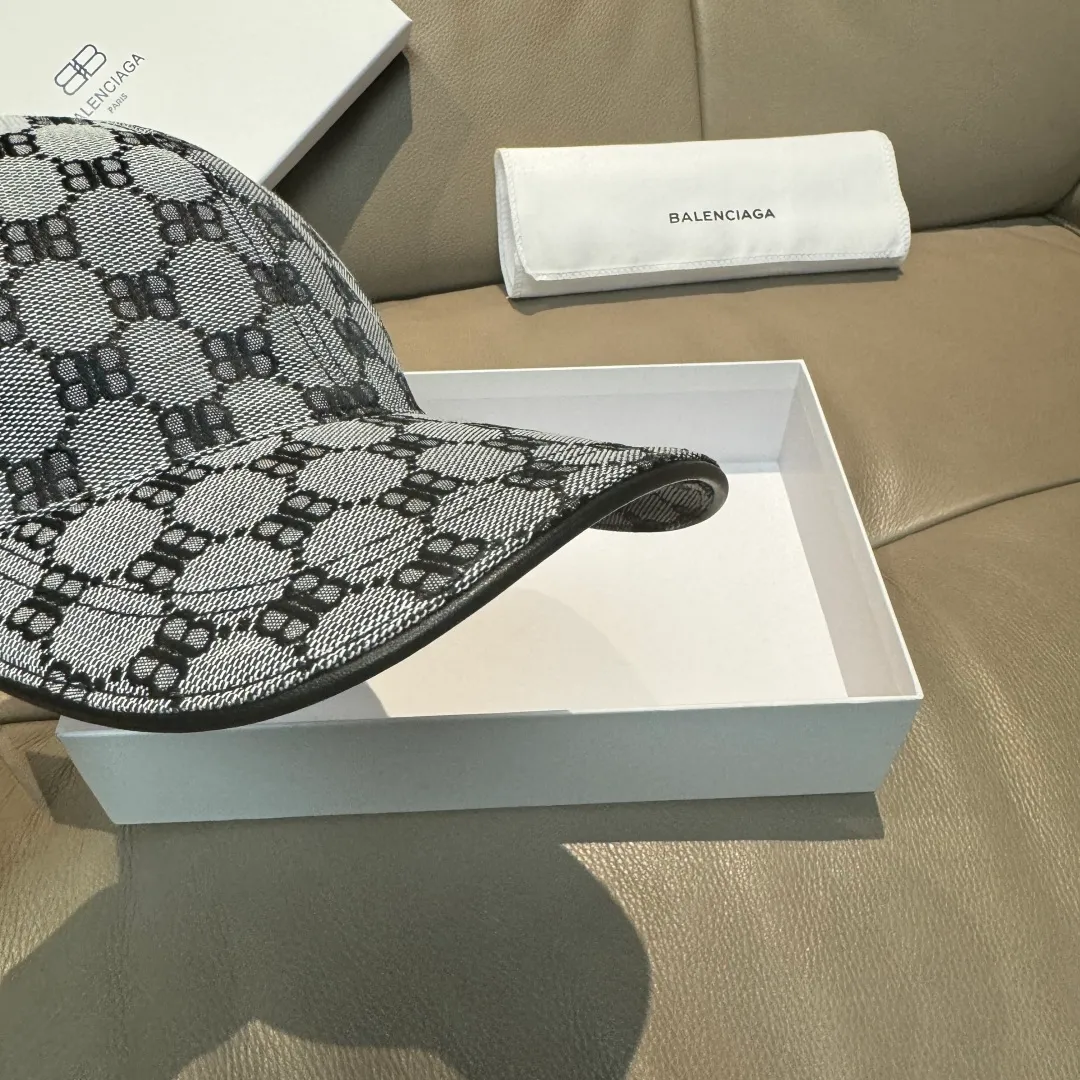 p90, Balenciaga's new original baseball cap, 1:1 mold opening and customization at the counter, original canvas fabric + first layer of cowhide, pure cotton lining, light and breathable, simple and elegant! Basic head circumference is 56cm, the patch is adjustable, suitable for both men and women, a must-have for all seasons!