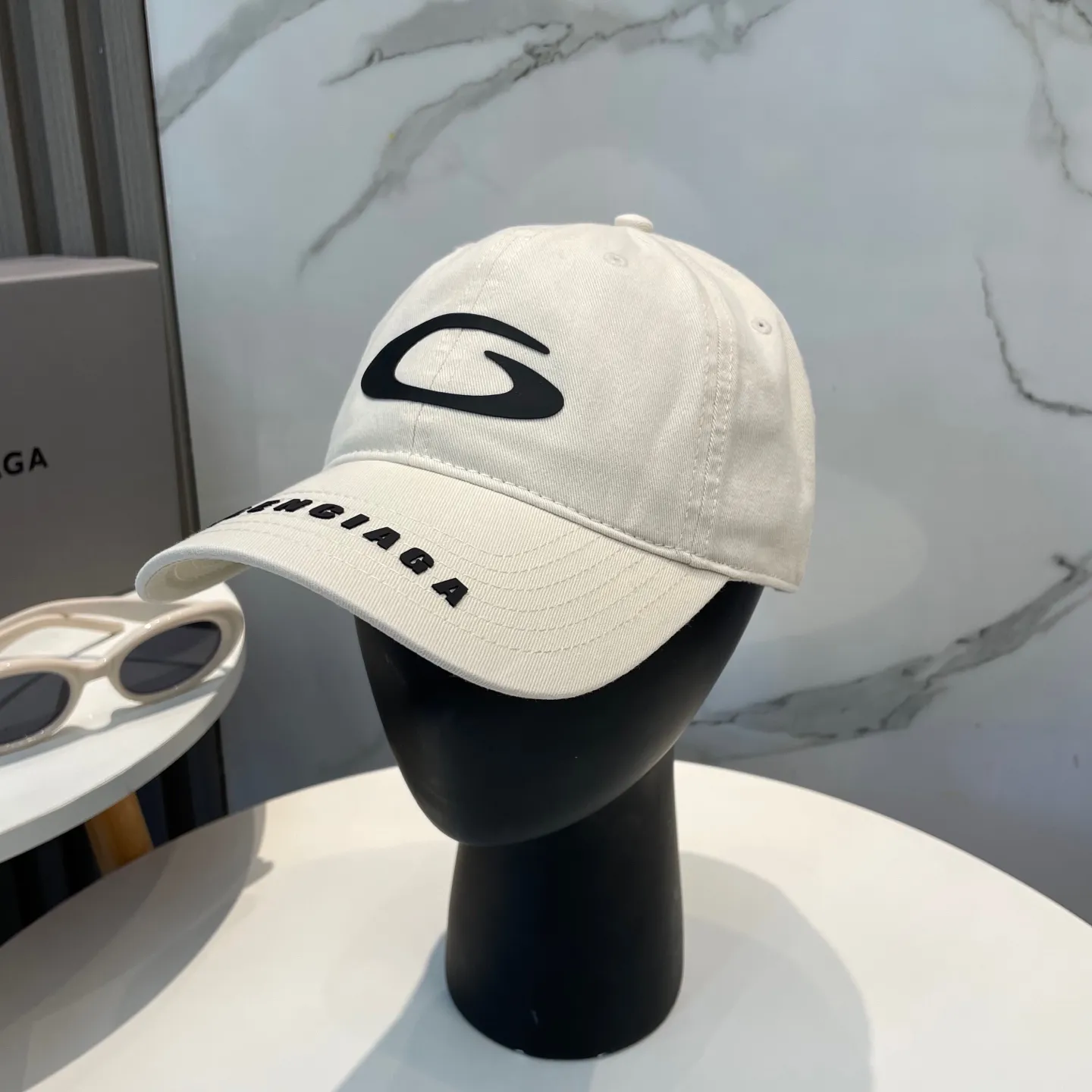 P60 BALENCIAGA 🆕Spring style new personalized baseball cap, high quality and excellent breathability, suitable for all seasons, high-value fashion item! Same style for men and women
