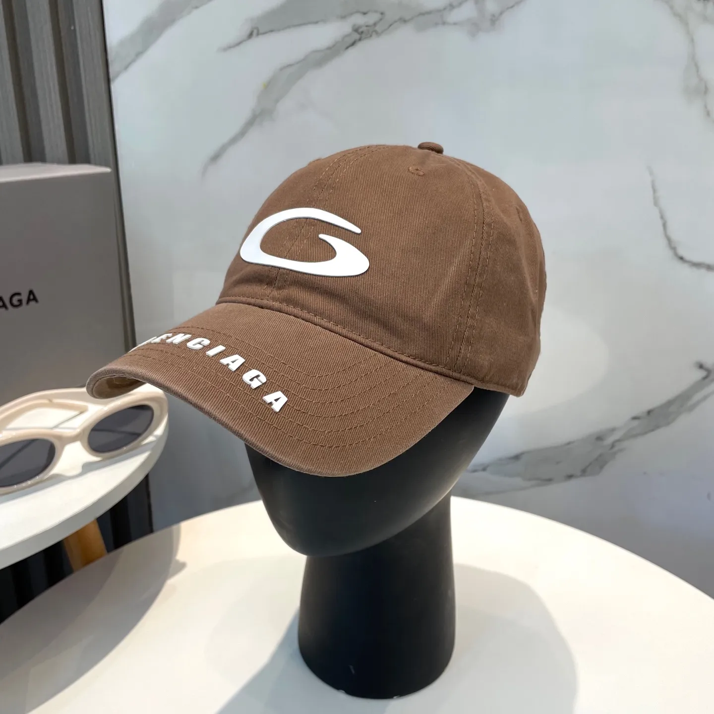 P60 BALENCIAGA 🆕Spring style new personalized baseball cap, high quality and excellent breathability, suitable for all seasons, high-value fashion item! Same style for men and women