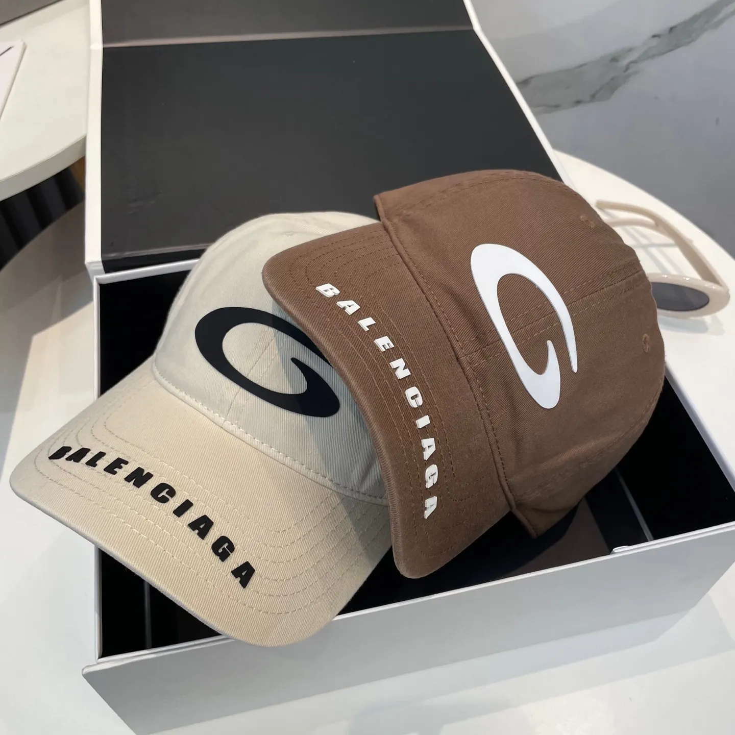 P60 BALENCIAGA 🆕Spring style new personalized baseball cap, high quality and excellent breathability, suitable for all seasons, high-value fashion item! Same style for men and women