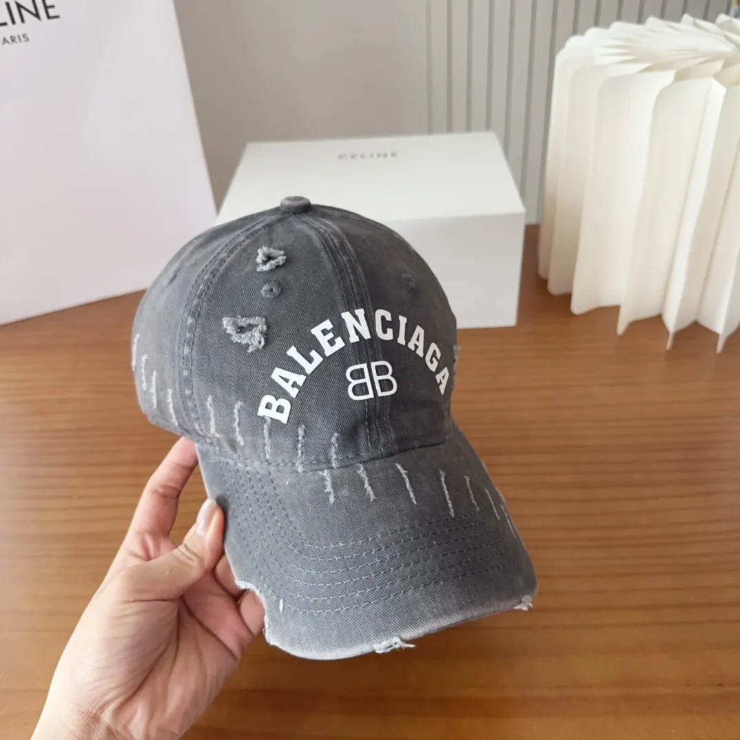 💰60 Balencia*a new baseball cap 🧢Simple, fashionable and super beautiful hat!