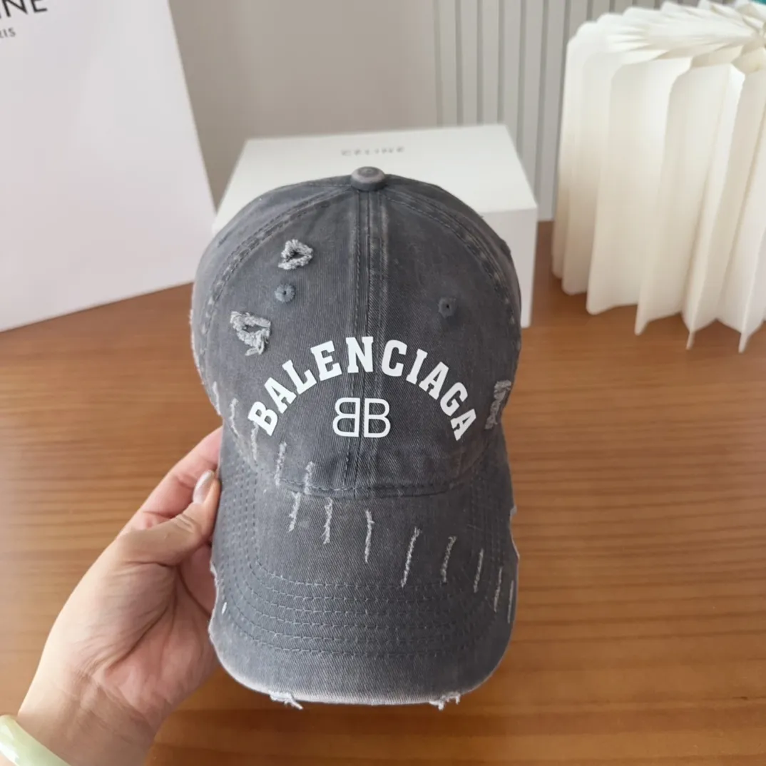 💰60 Balencia*a new baseball cap 🧢Simple, fashionable and super beautiful hat!