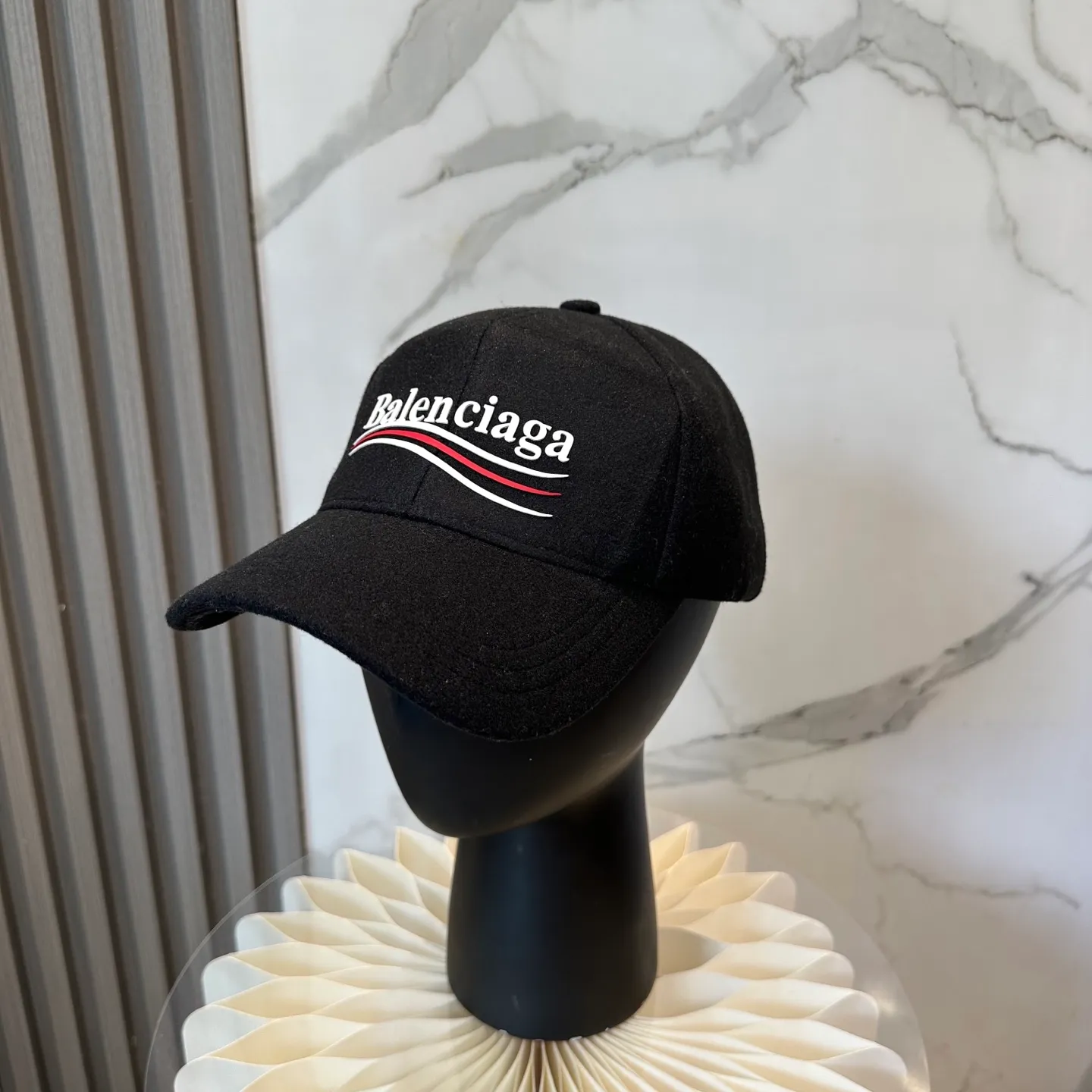 P56 Balenciaga's new autumn and winter woolen baseball cap💋💋 The baseball cap that is most commonly worn every day. The gray color often matches the look👀 It is very good for daily commuting or city boy sweeping the streets.