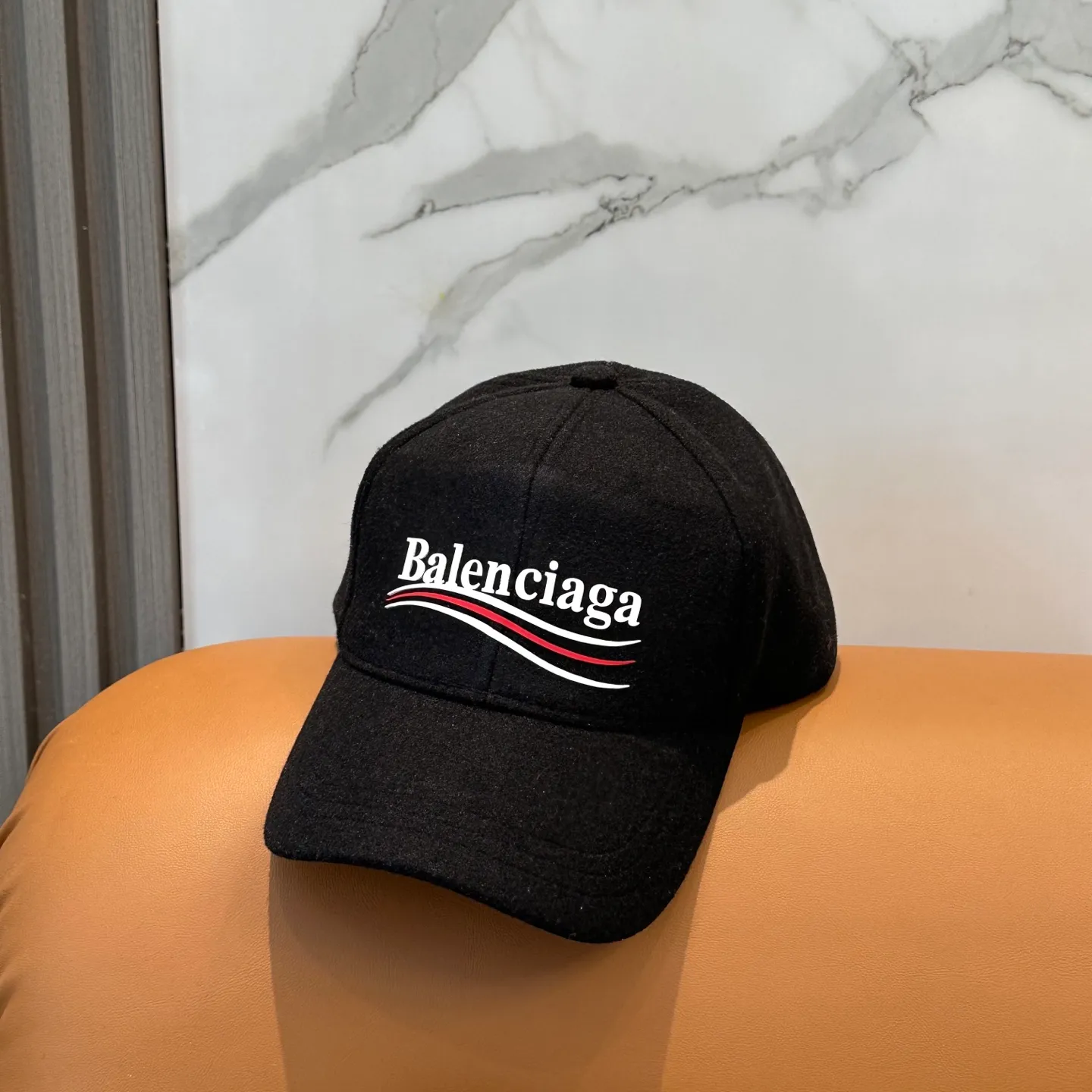 P56 Balenciaga's new autumn and winter woolen baseball cap💋💋 The baseball cap that is most commonly worn every day. The gray color often matches the look👀 It is very good for daily commuting or city boy sweeping the streets.