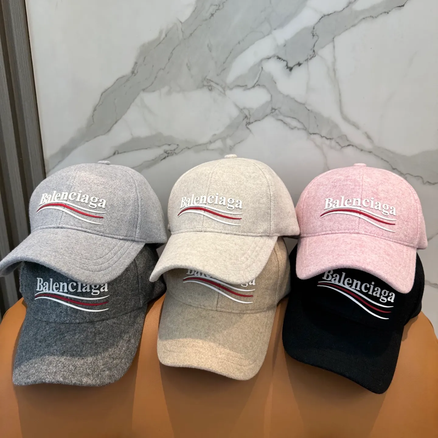 P56 Balenciaga's new autumn and winter woolen baseball cap💋💋 The baseball cap that is most commonly worn every day. The gray color often matches the look👀 It is very good for daily commuting or city boy sweeping the streets.