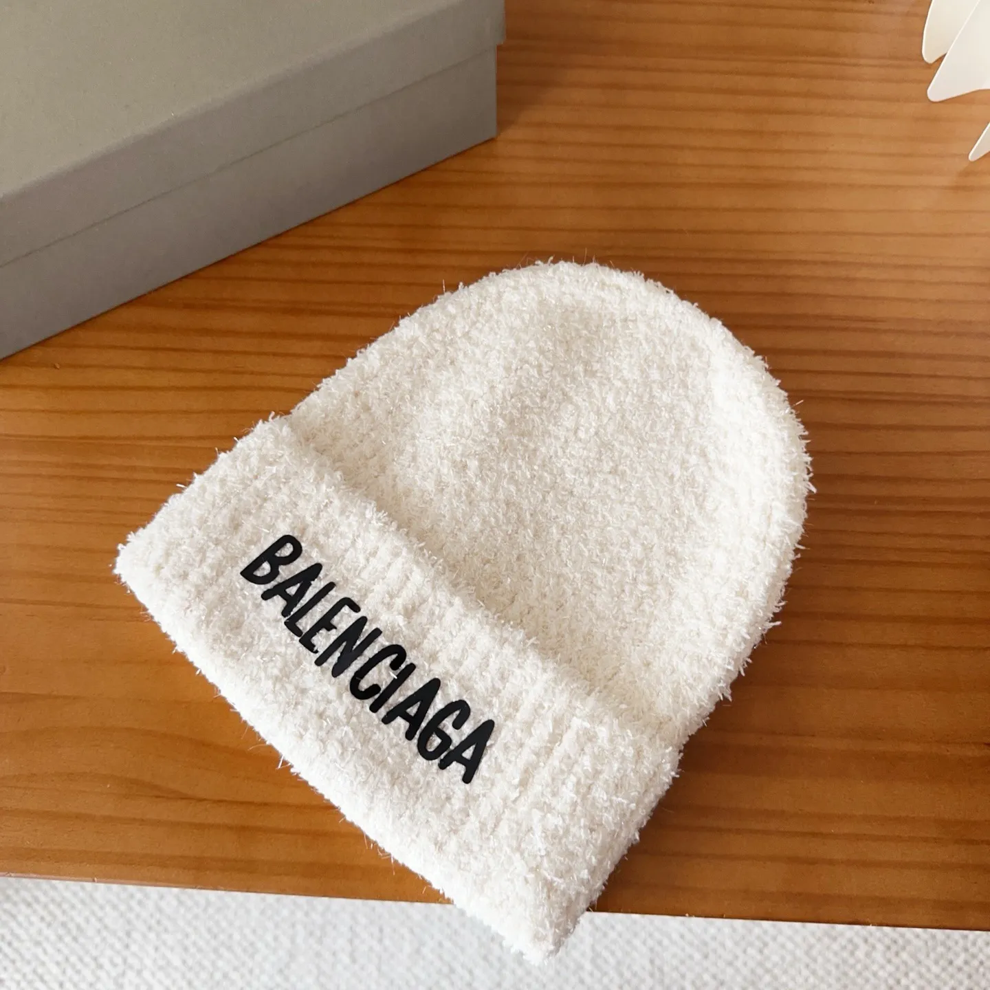 💰60 Balenciaga knitted cold hat brick cabinet new style! It became popular on Xiaohongshu as soon as it was put on the shelves~ First released on the whole network, matching color and version. The first batch of goods is sufficient, so hurry up and get it.