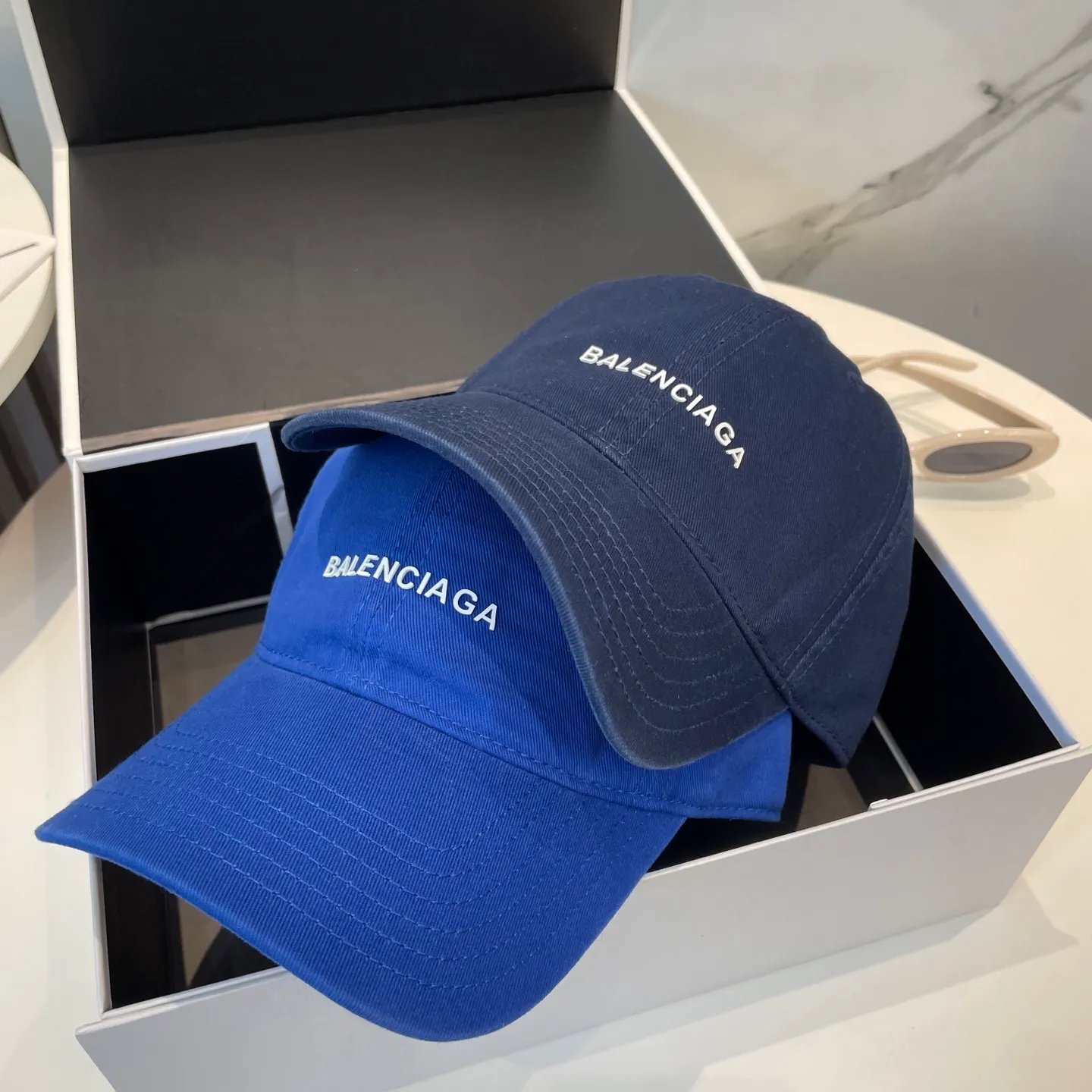 P50 Balenciaga Baseball Cap My family is already very proficient in Balenciaga’s craftsmanship. It’s a must-have. BALENCIAGA Balenciaga’s new washed pure cotton baseball cap. Heavy craftsmanship, double B letter logo, novel and fashionable trendy style. Exclusive physical shot of the same style for men and women. Unisex, adjustable