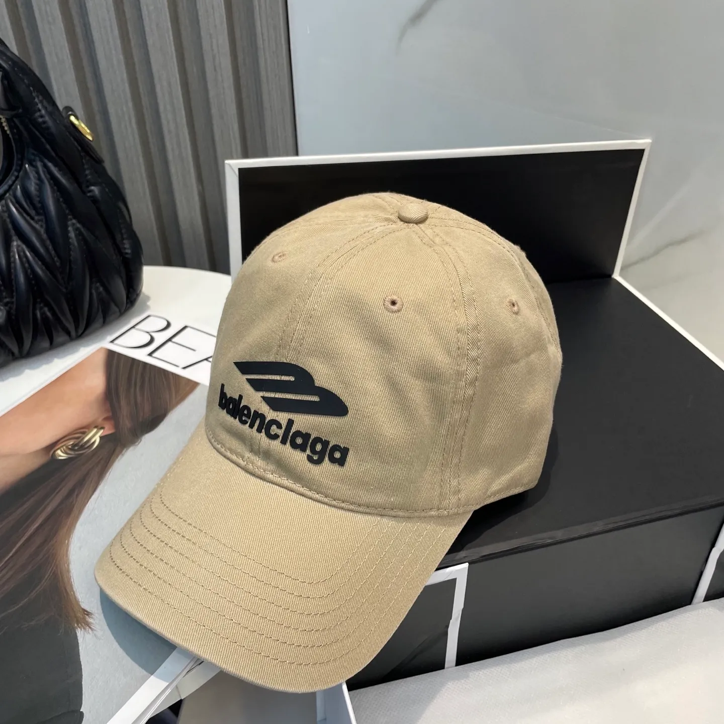 P60 Balenciaga Baseball Cap My family is already very proficient in Balenciaga's craftsmanship. It is a must-have. BALENCIAGA Balenciaga's new washed pure cotton baseball cap. Heavy craftsmanship, double B letter logo, novel and fashionable trendy style. Exclusive physical shot of the same style for men and women. Unisex, adjustable