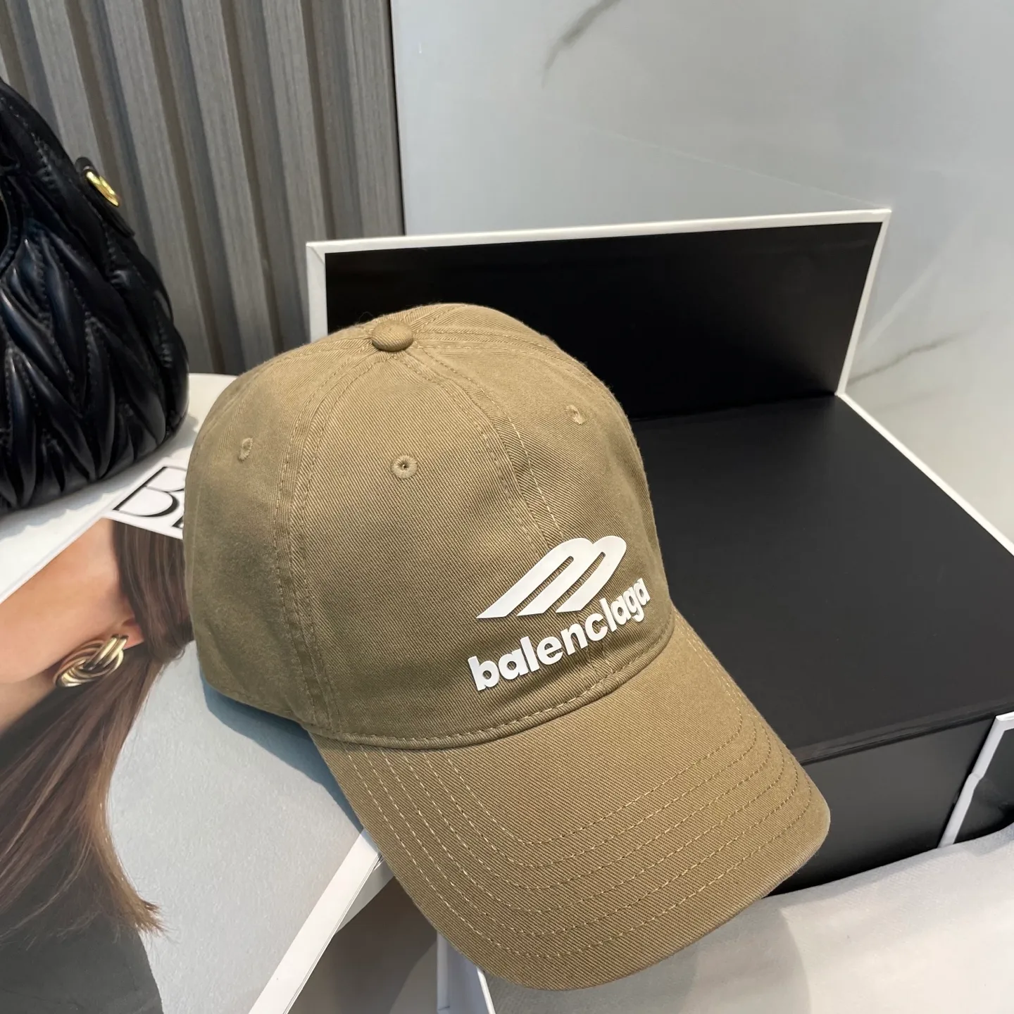 P60 Balenciaga Baseball Cap My family is already very proficient in Balenciaga's craftsmanship. It is a must-have. BALENCIAGA Balenciaga's new washed pure cotton baseball cap. Heavy craftsmanship, double B letter logo, novel and fashionable trendy style. Exclusive physical shot of the same style for men and women. Unisex, adjustable