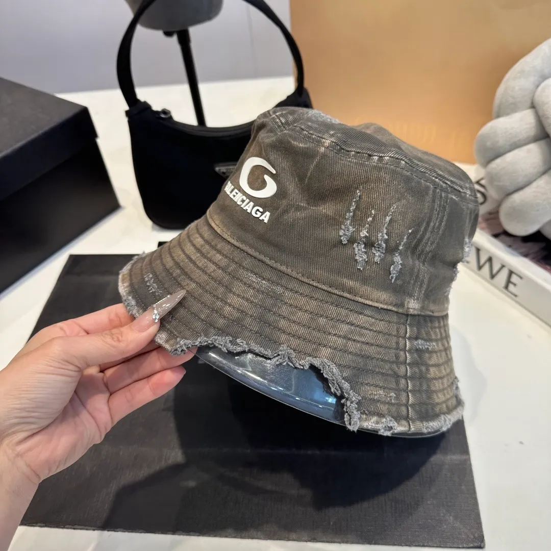 P60 new product Balencia*a Balenciaga's new fisherman hat, ready for delivery in seconds🧢Simple, fashionable, super invincible and beautiful hat! Couple style!