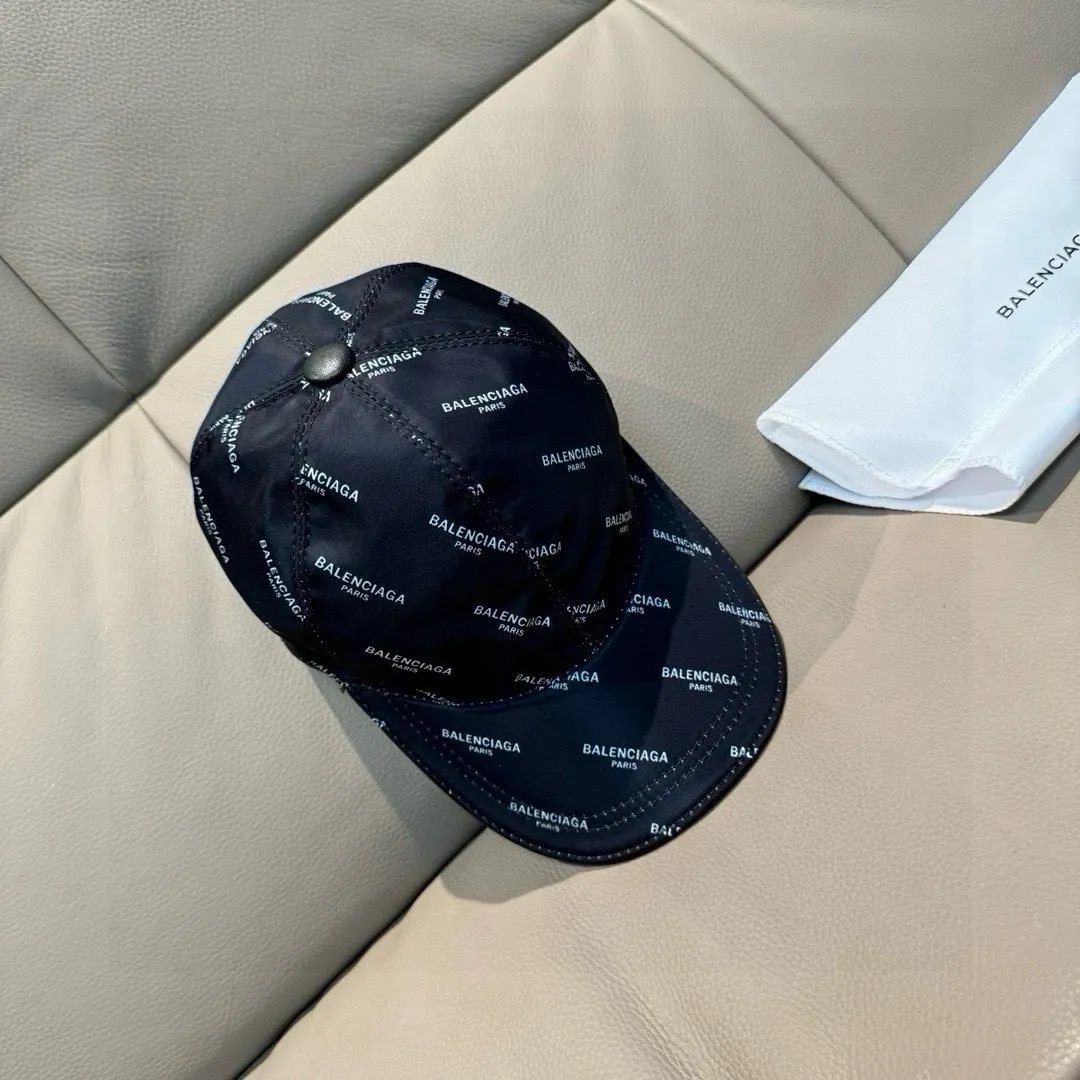 Batch 90, Balenciaga's classic original baseball cap, 1:1 mold opening and customization at the counter, original silk screen satin fabric + first layer of cowhide, pure cotton lining, light and breathable, simple and elegant! Basic head circumference is 56cm, the patch is adjustable, suitable for both men and women, a must-have for all seasons!