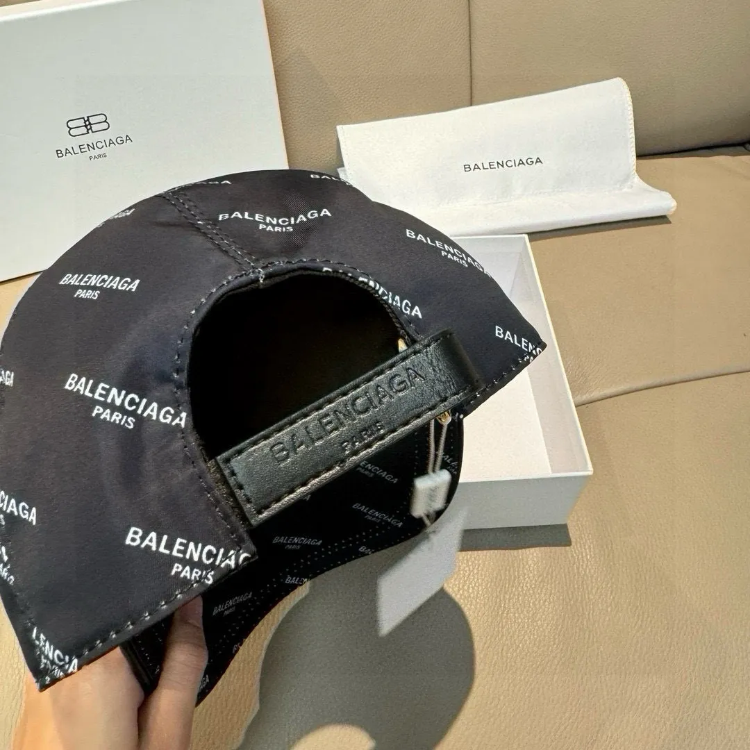 Batch 90, Balenciaga's classic original baseball cap, 1:1 mold opening and customization at the counter, original silk screen satin fabric + first layer of cowhide, pure cotton lining, light and breathable, simple and elegant! Basic head circumference is 56cm, the patch is adjustable, suitable for both men and women, a must-have for all seasons!