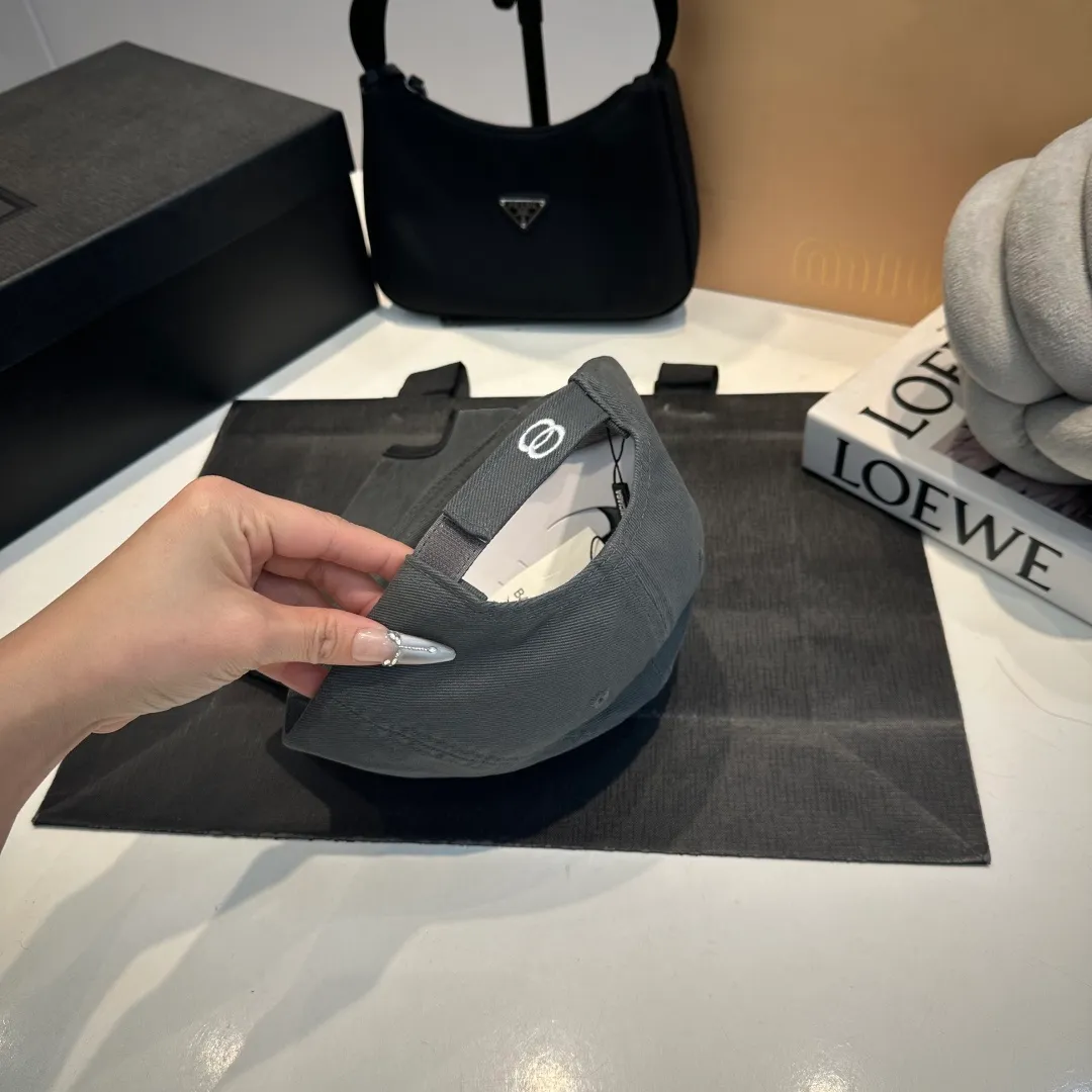 P70 BALENCIAGA new embroidered logo baseball cap, cool colors, different styles for men and women, the first batch will be shipped first! A must-buy for Paris fans!
