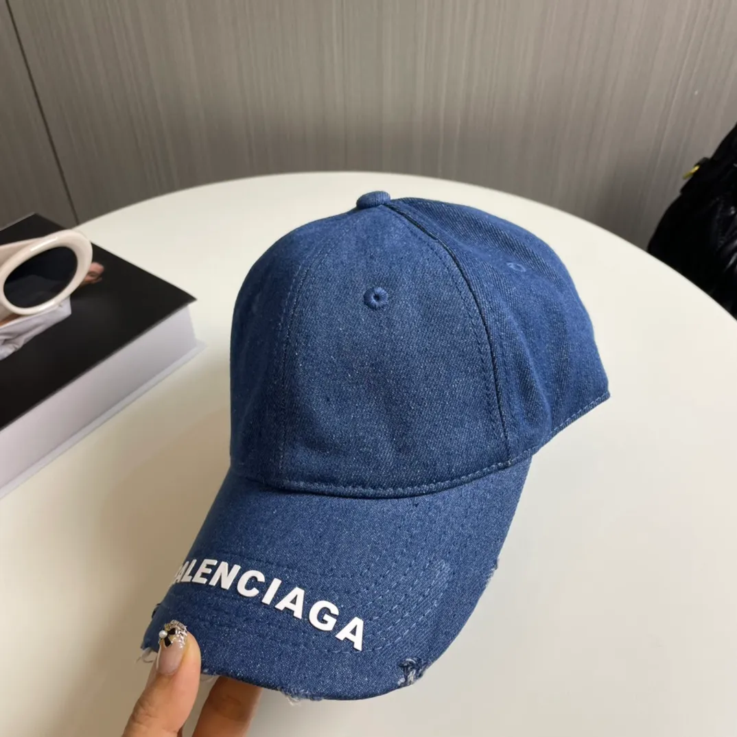 P60 Balenciaga's new washed distressed denim baseball cap. Newly launched washed denim series, casual and versatile wardrobe matching tool.