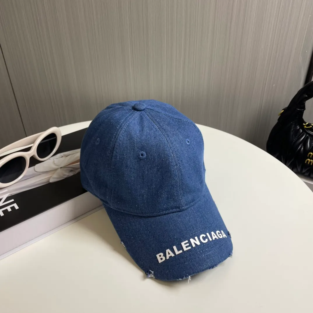 P60 Balenciaga's new washed distressed denim baseball cap. Newly launched washed denim series, casual and versatile wardrobe matching tool.