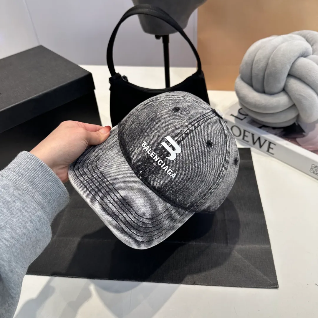 P60 BALENCIAGA 🆕Spring style new personalized baseball cap, high quality and excellent breathability, suitable for all seasons, high-value fashion item! Same style for men and women