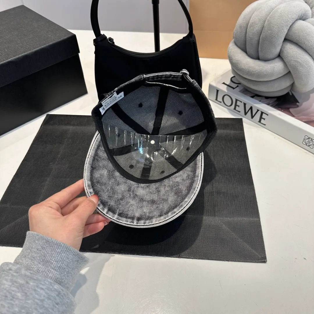 P60 BALENCIAGA 🆕Spring style new personalized baseball cap, high quality and excellent breathability, suitable for all seasons, high-value fashion item! Same style for men and women