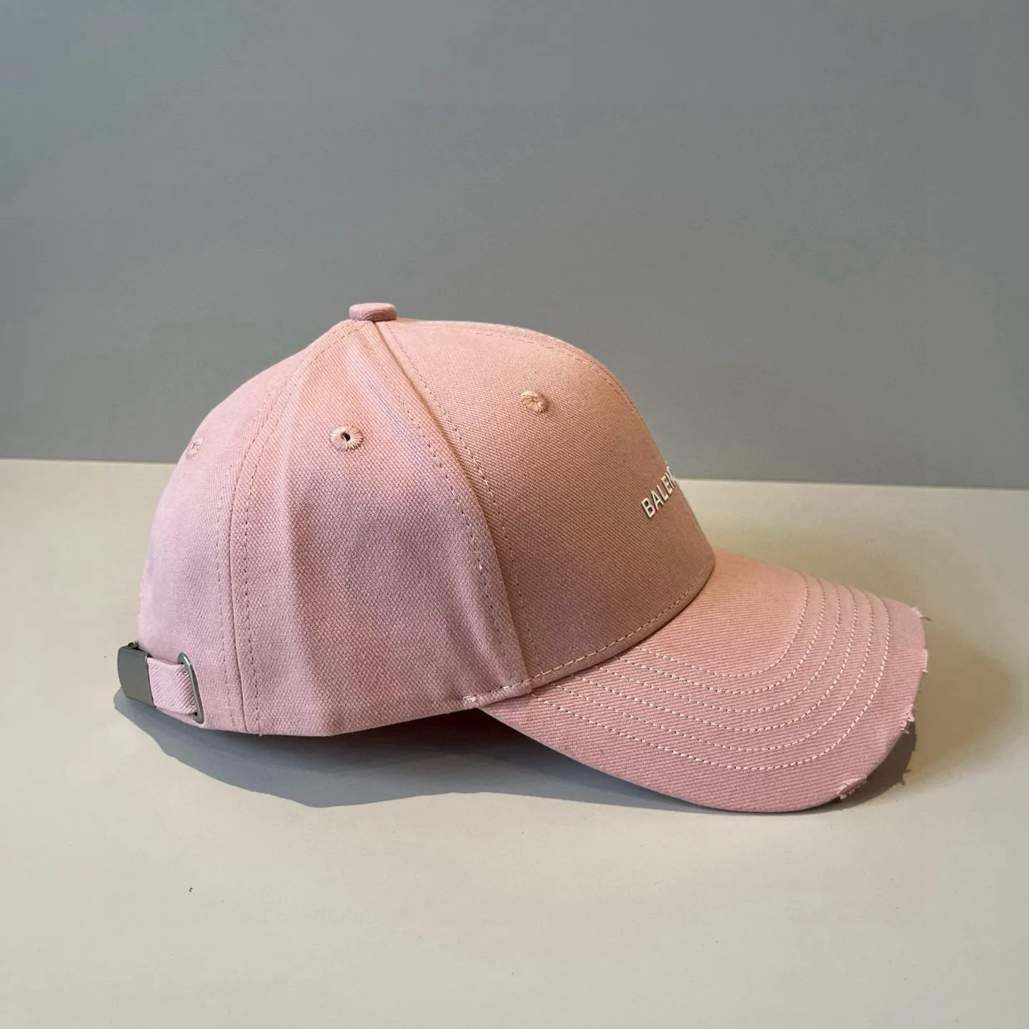 P56 BALENCIAGA new logo baseball cap, cool colors, different styles for men and women, the first batch will be shipped first! A must-buy for Paris fans!