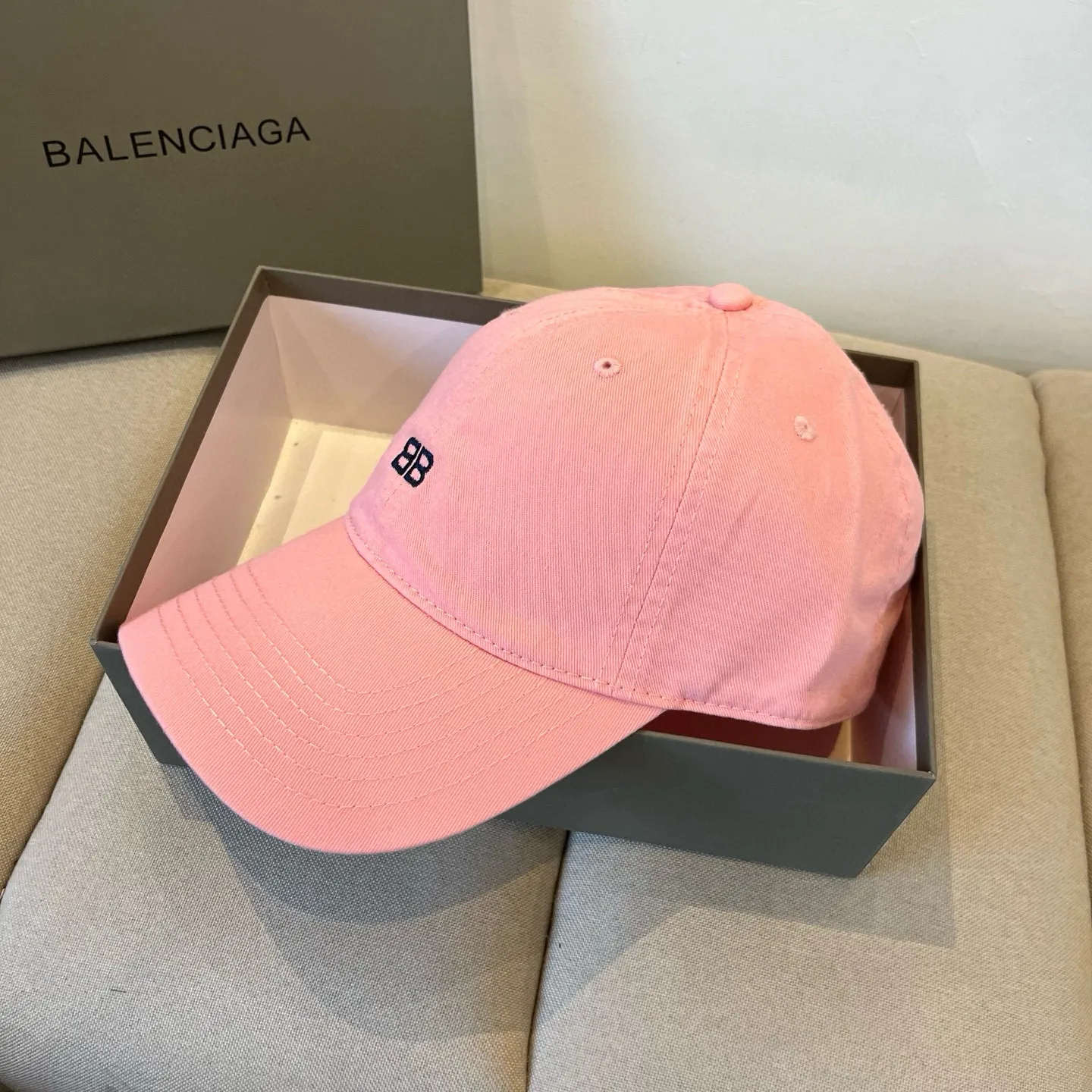 P60 BALENCIAGA new logo baseball cap, cool colors, different styles for men and women, the first batch will be shipped first! A must-buy for Paris fans!