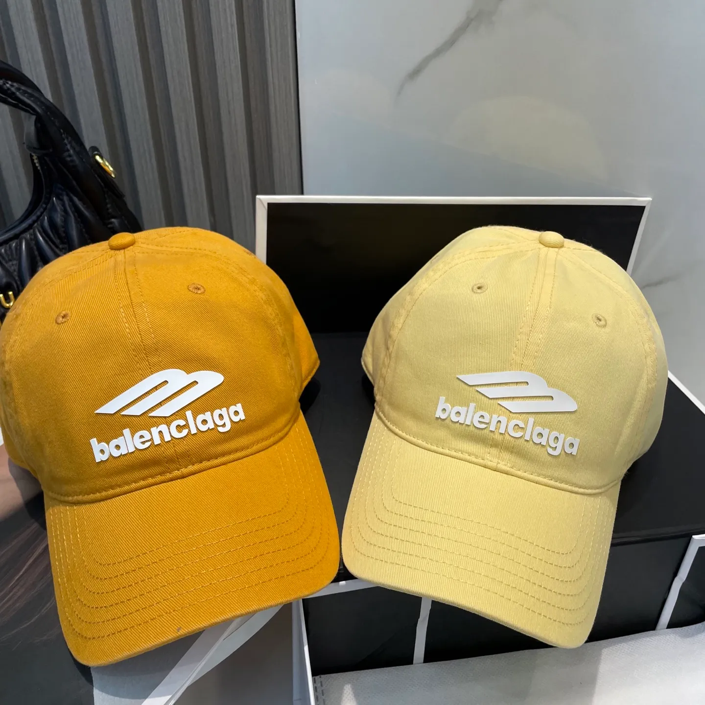 P60 Balenciaga Baseball Cap My family is already very proficient in Balenciaga's craftsmanship. It is a must-have. BALENCIAGA Balenciaga's new washed pure cotton baseball cap. Heavy craftsmanship, double B letter logo, novel and fashionable trendy style. Exclusive physical shot of the same style for men and women. Unisex, adjustable