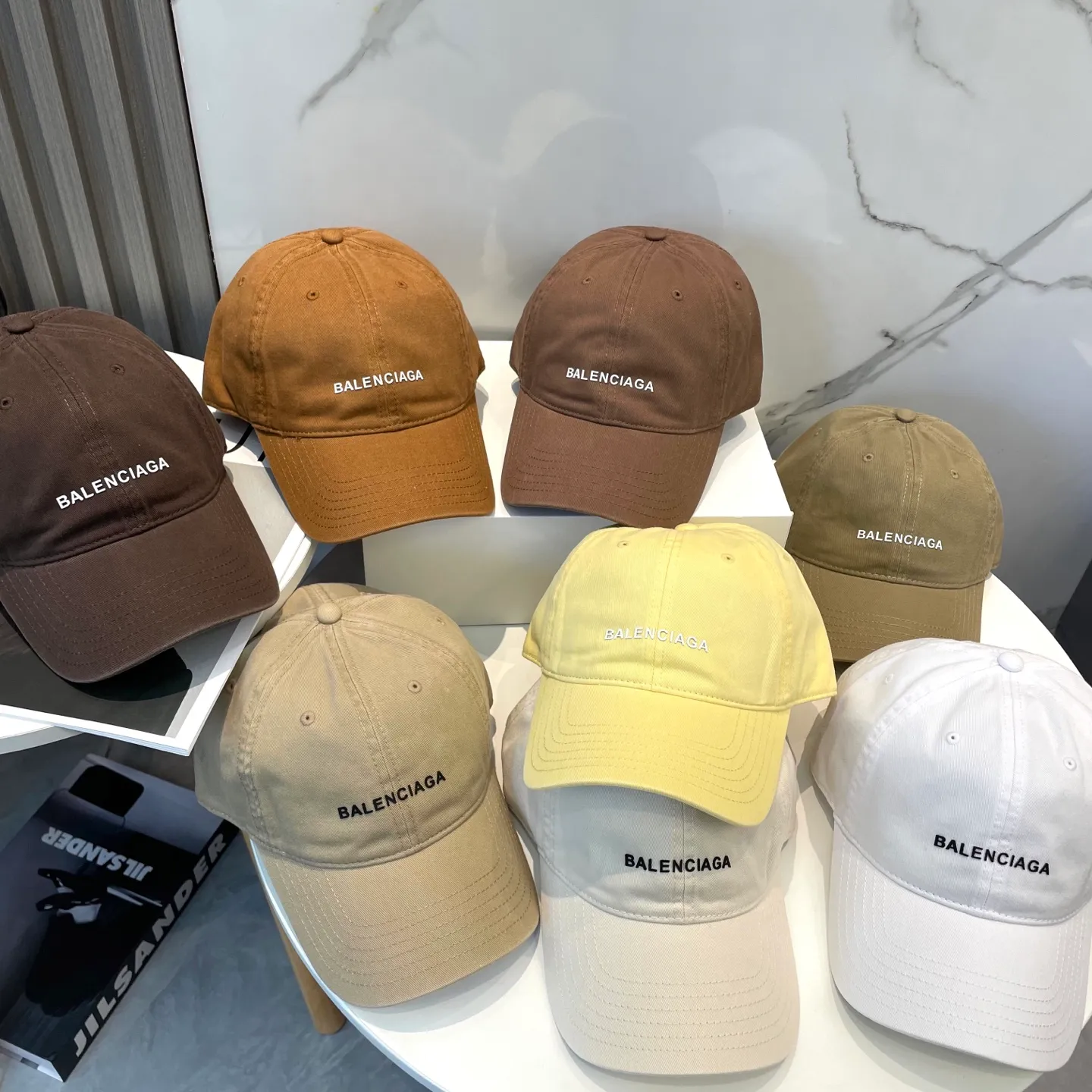P50 Balenciaga Baseball Cap My family is already very proficient in Balenciaga’s craftsmanship. It’s a must-have. BALENCIAGA Balenciaga’s new washed pure cotton baseball cap. Heavy craftsmanship, double B letter logo, novel and fashionable trendy style. Exclusive physical shot of the same style for men and women. Unisex, adjustable