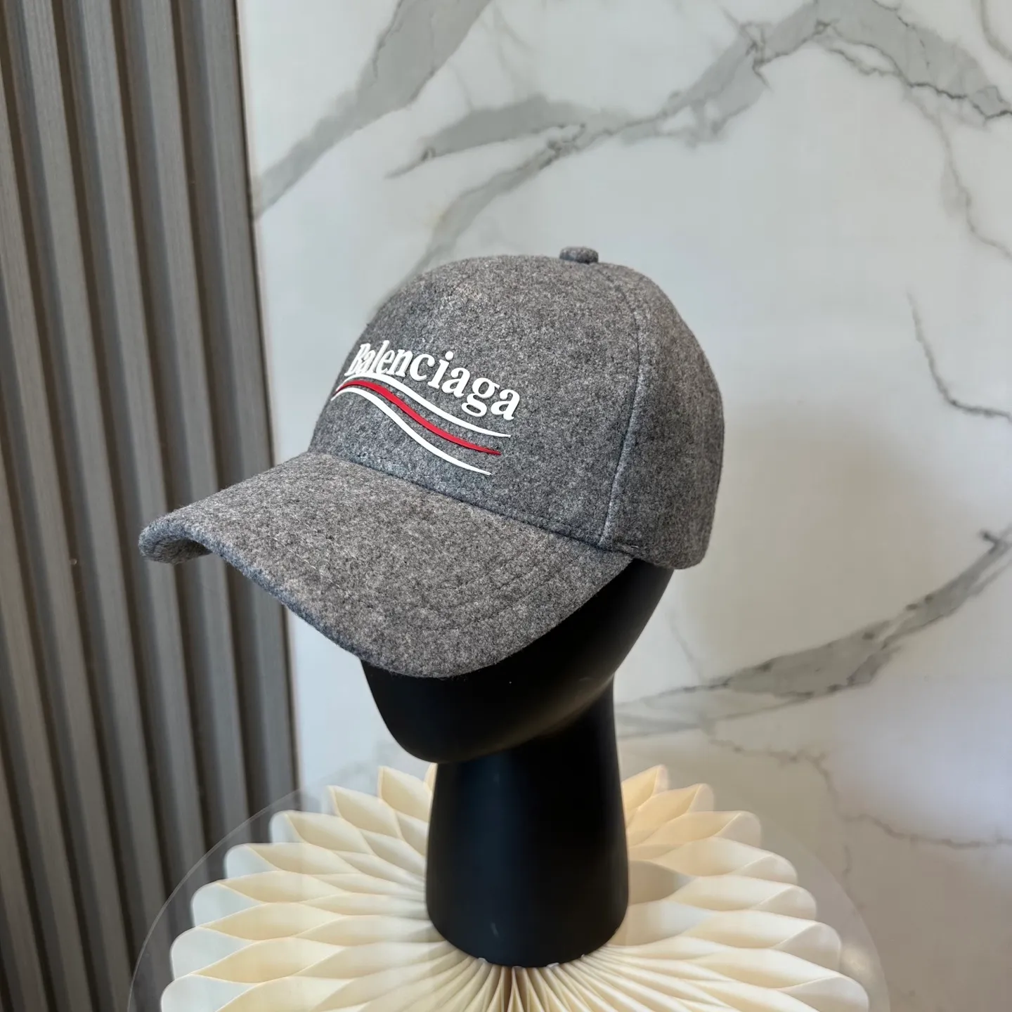 P56 Balenciaga's new autumn and winter woolen baseball cap💋💋 The baseball cap that is most commonly worn every day. The gray color often matches the look👀 It is very good for daily commuting or city boy sweeping the streets.