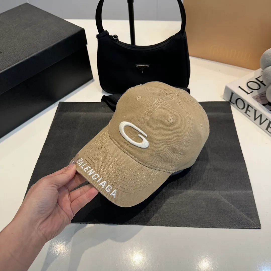 P50 Balenciaga's new baseball cap comes in two classic color options: dark gray and black. Made of high-quality fabrics, the texture is of premium quality, and the distressed craftsmanship gives the hat a unique retro charm. The hat body has an exquisite brand logo, highlighting the brand's charm and the wearer's fashion taste. The simple and versatile style can be easily matched with casual or trendy clothes to create a personalized look for you. It is a high-quality accessory that fashion lovers should not miss.