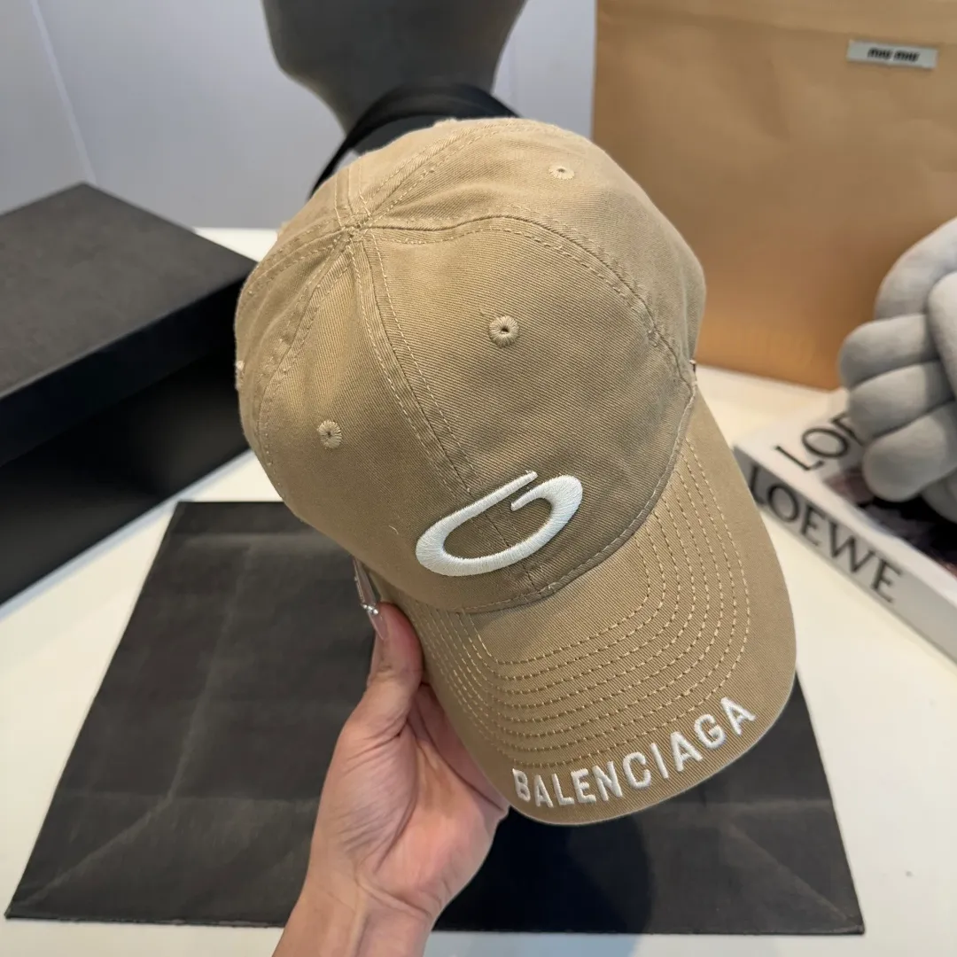 P50 Balenciaga's new baseball cap comes in two classic color options: dark gray and black. Made of high-quality fabrics, the texture is of premium quality, and the distressed craftsmanship gives the hat a unique retro charm. The hat body has an exquisite brand logo, highlighting the brand's charm and the wearer's fashion taste. The simple and versatile style can be easily matched with casual or trendy clothes to create a personalized look for you. It is a high-quality accessory that fashion lovers should not miss.