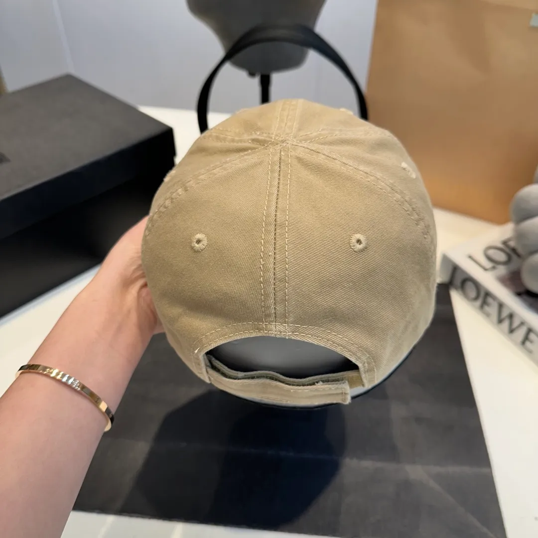 P50 Balenciaga's new baseball cap comes in two classic color options: dark gray and black. Made of high-quality fabrics, the texture is of premium quality, and the distressed craftsmanship gives the hat a unique retro charm. The hat body has an exquisite brand logo, highlighting the brand's charm and the wearer's fashion taste. The simple and versatile style can be easily matched with casual or trendy clothes to create a personalized look for you. It is a high-quality accessory that fashion lovers should not miss.