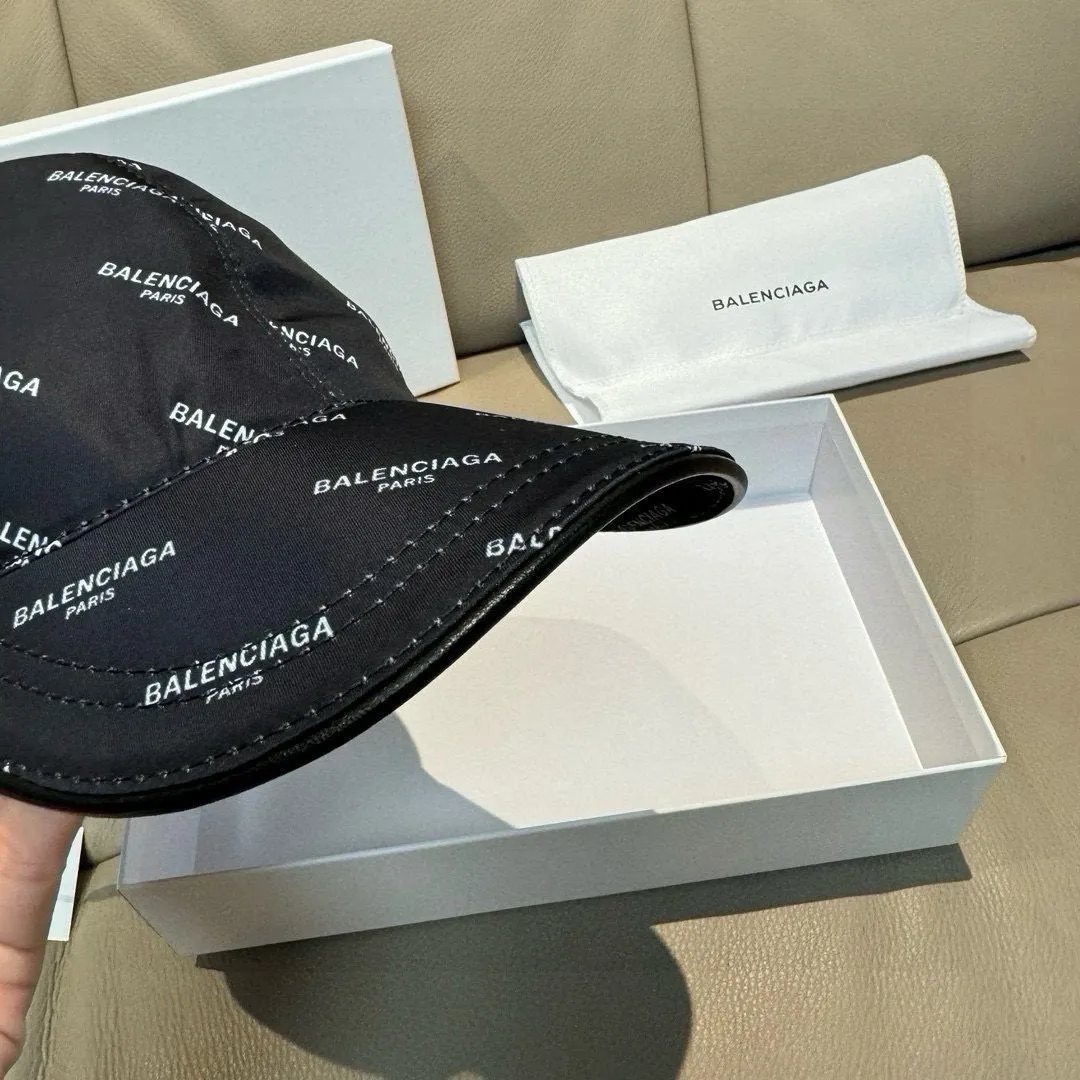 Batch 90, Balenciaga's classic original baseball cap, 1:1 mold opening and customization at the counter, original silk screen satin fabric + first layer of cowhide, pure cotton lining, light and breathable, simple and elegant! Basic head circumference is 56cm, the patch is adjustable, suitable for both men and women, a must-have for all seasons!