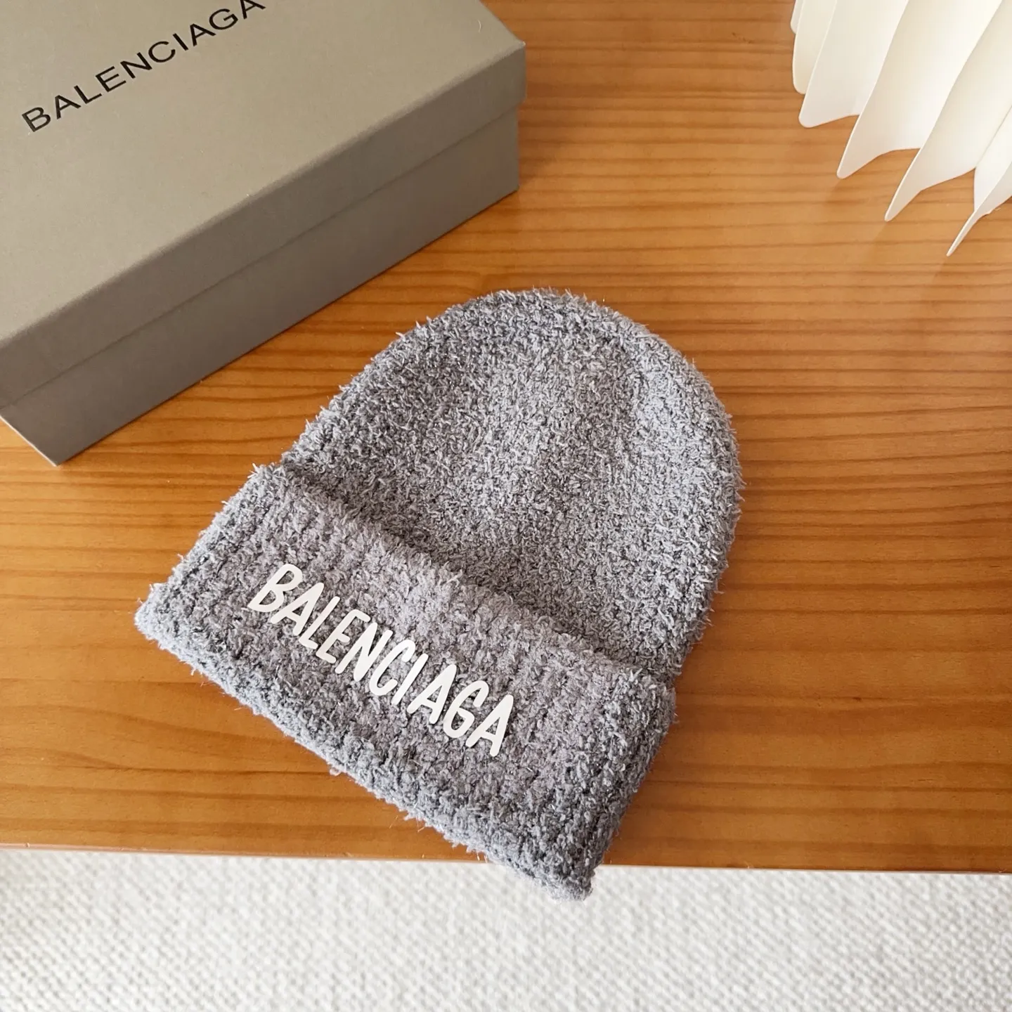 💰54 Balenciaga knitted cold hat brick cabinet new style! It became popular on Xiaohongshu as soon as it was put on the shelves~ First released on the whole network, matching color and version. The first batch of goods is sufficient, so hurry up and get it.