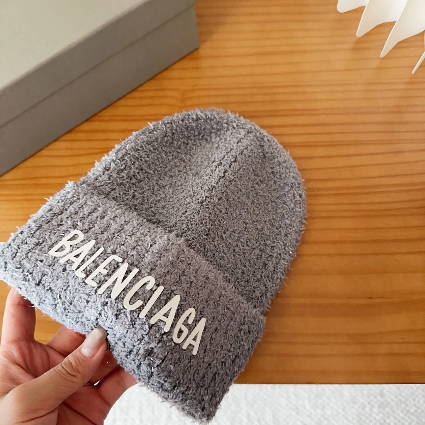 💰54 Balenciaga knitted cold hat brick cabinet new style! It became popular on Xiaohongshu as soon as it was put on the shelves~ First released on the whole network, matching color and version. The first batch of goods is sufficient, so hurry up and get it.