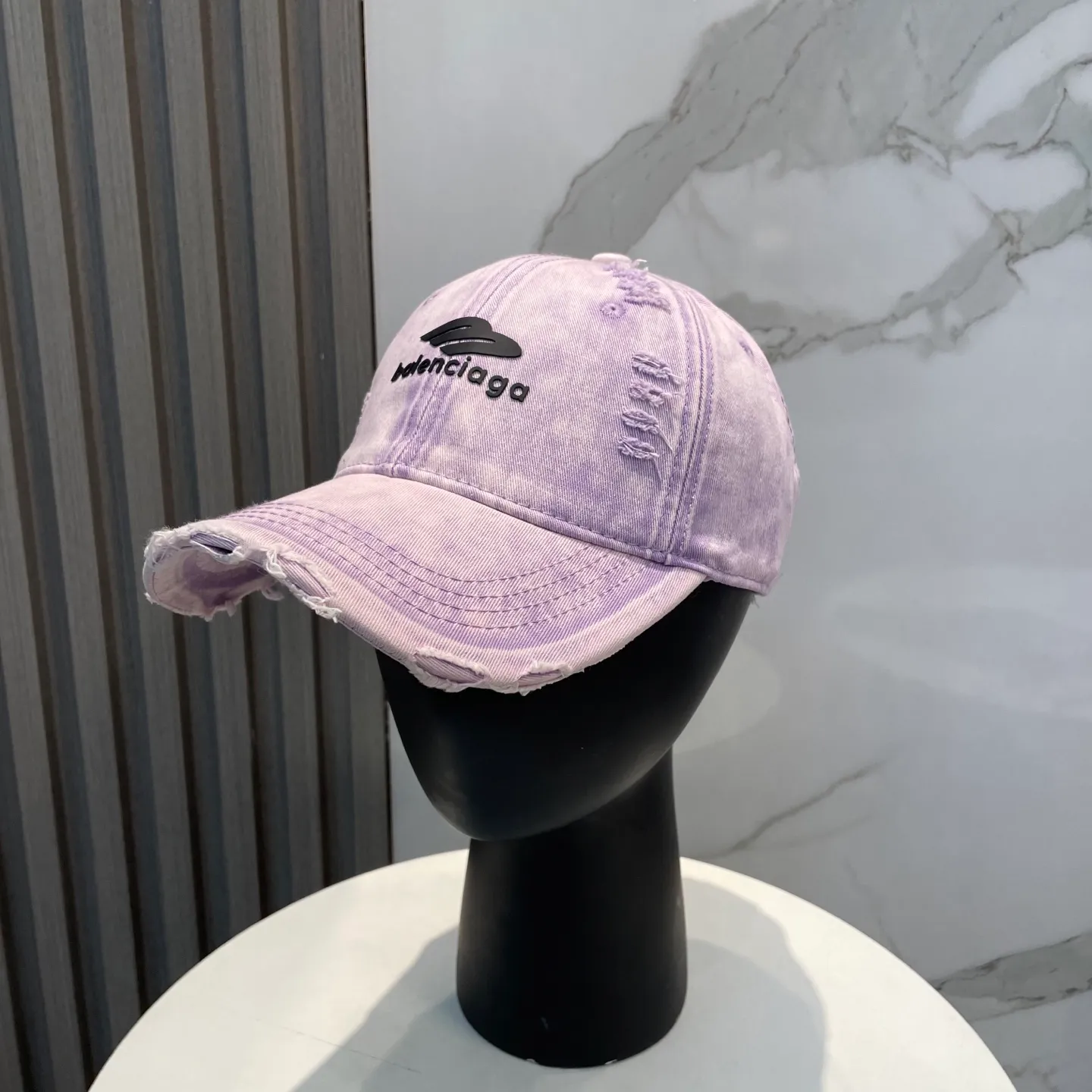P66 Balenciaga new spring baseball cap This hat is so beautiful! The hole design adds a bit of casualness and uninhibitedness, allowing you to easily wear it with casual wear or sportswear.