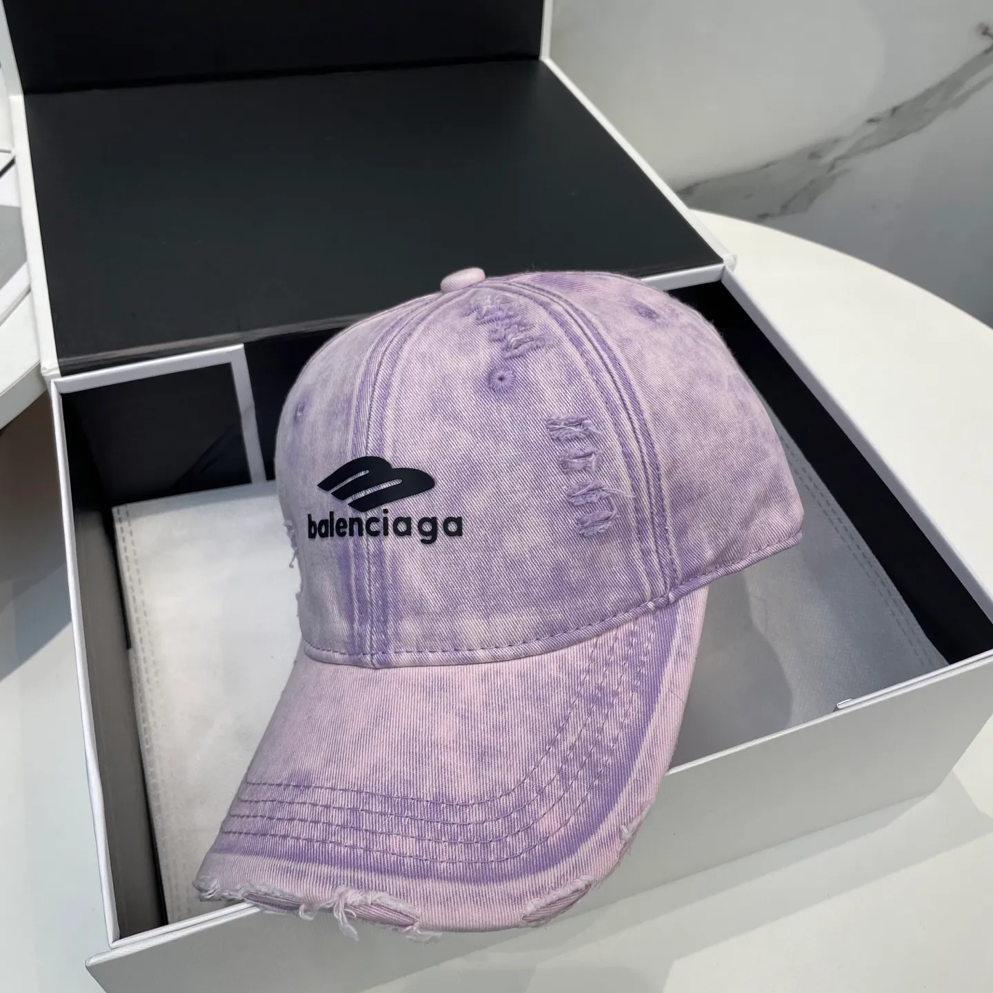 P66 Balenciaga new spring baseball cap This hat is so beautiful! The hole design adds a bit of casualness and uninhibitedness, allowing you to easily wear it with casual wear or sportswear.