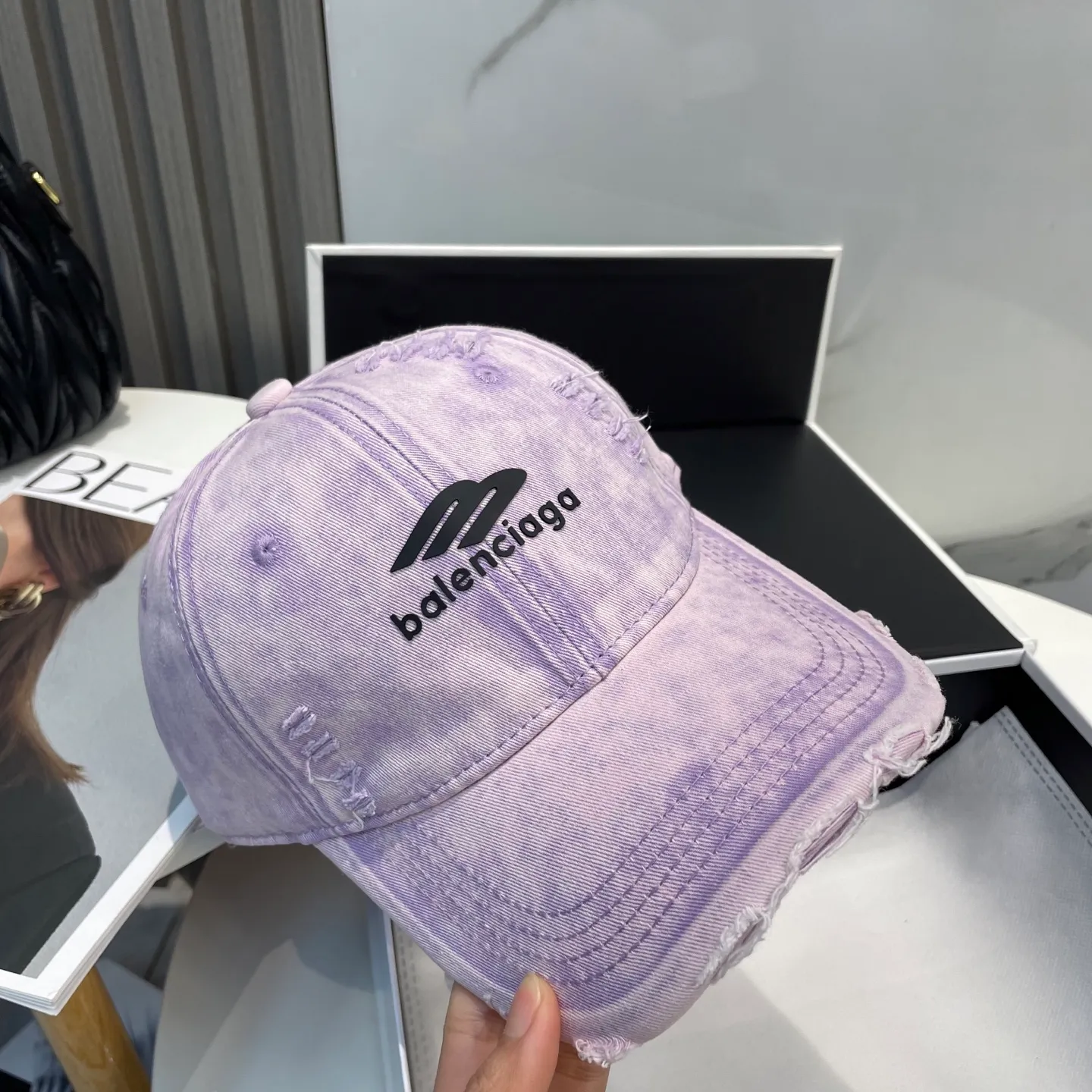 P66 Balenciaga new spring baseball cap This hat is so beautiful! The hole design adds a bit of casualness and uninhibitedness, allowing you to easily wear it with casual wear or sportswear.