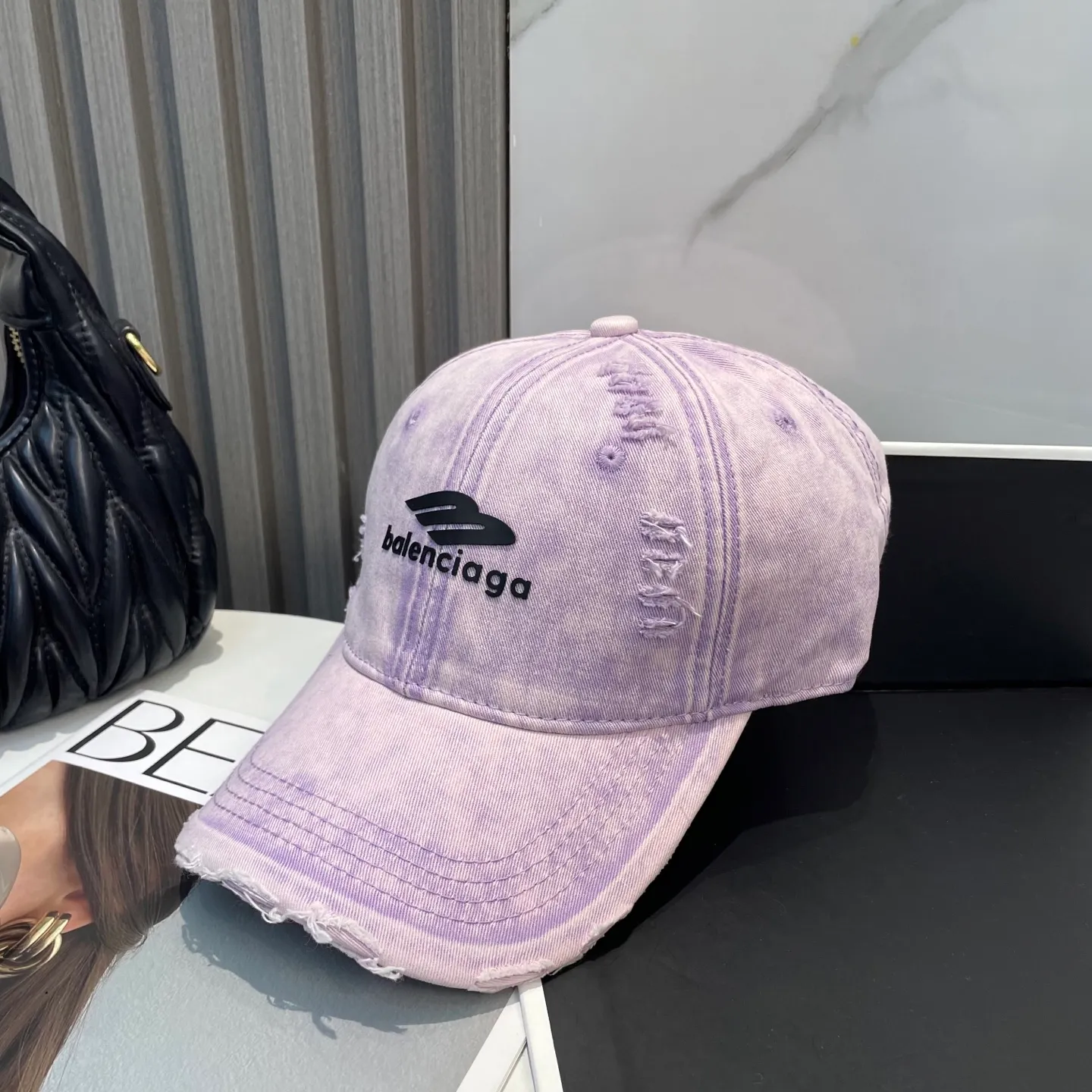 P66 Balenciaga new spring baseball cap This hat is so beautiful! The hole design adds a bit of casualness and uninhibitedness, allowing you to easily wear it with casual wear or sportswear.