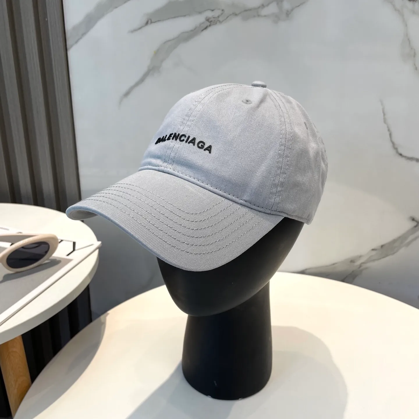 P50 Balenciaga Baseball Cap My family is already very proficient in Balenciaga’s craftsmanship. It’s a must-have. BALENCIAGA Balenciaga’s new washed pure cotton baseball cap. Heavy craftsmanship, double B letter logo, novel and fashionable trendy style. Exclusive physical shot of the same style for men and women. Unisex, adjustable