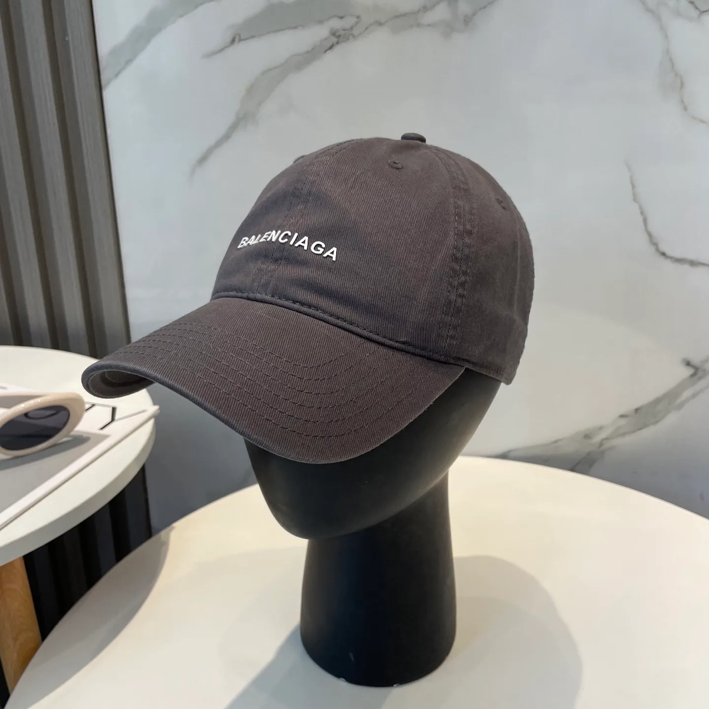 P50 Balenciaga Baseball Cap My family is already very proficient in Balenciaga’s craftsmanship. It’s a must-have. BALENCIAGA Balenciaga’s new washed pure cotton baseball cap. Heavy craftsmanship, double B letter logo, novel and fashionable trendy style. Exclusive physical shot of the same style for men and women. Unisex, adjustable