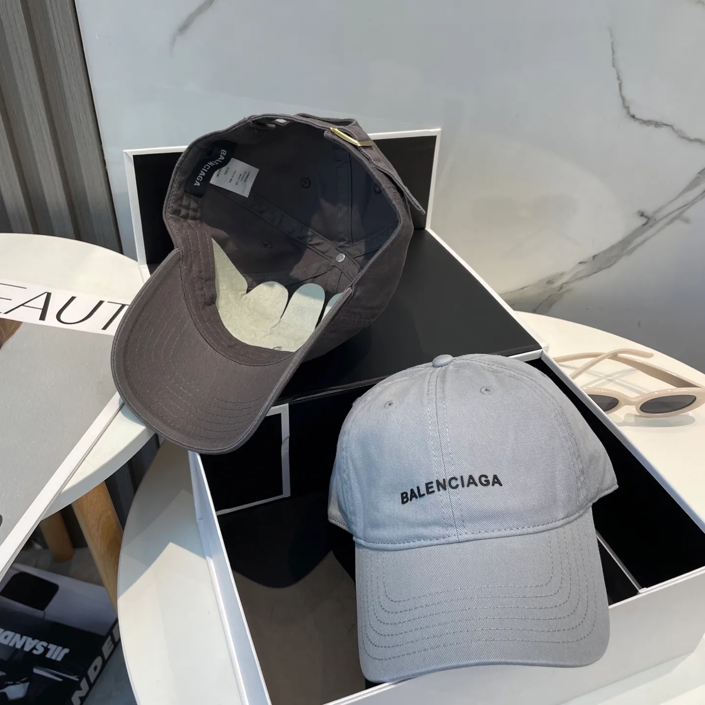 P50 Balenciaga Baseball Cap My family is already very proficient in Balenciaga’s craftsmanship. It’s a must-have. BALENCIAGA Balenciaga’s new washed pure cotton baseball cap. Heavy craftsmanship, double B letter logo, novel and fashionable trendy style. Exclusive physical shot of the same style for men and women. Unisex, adjustable