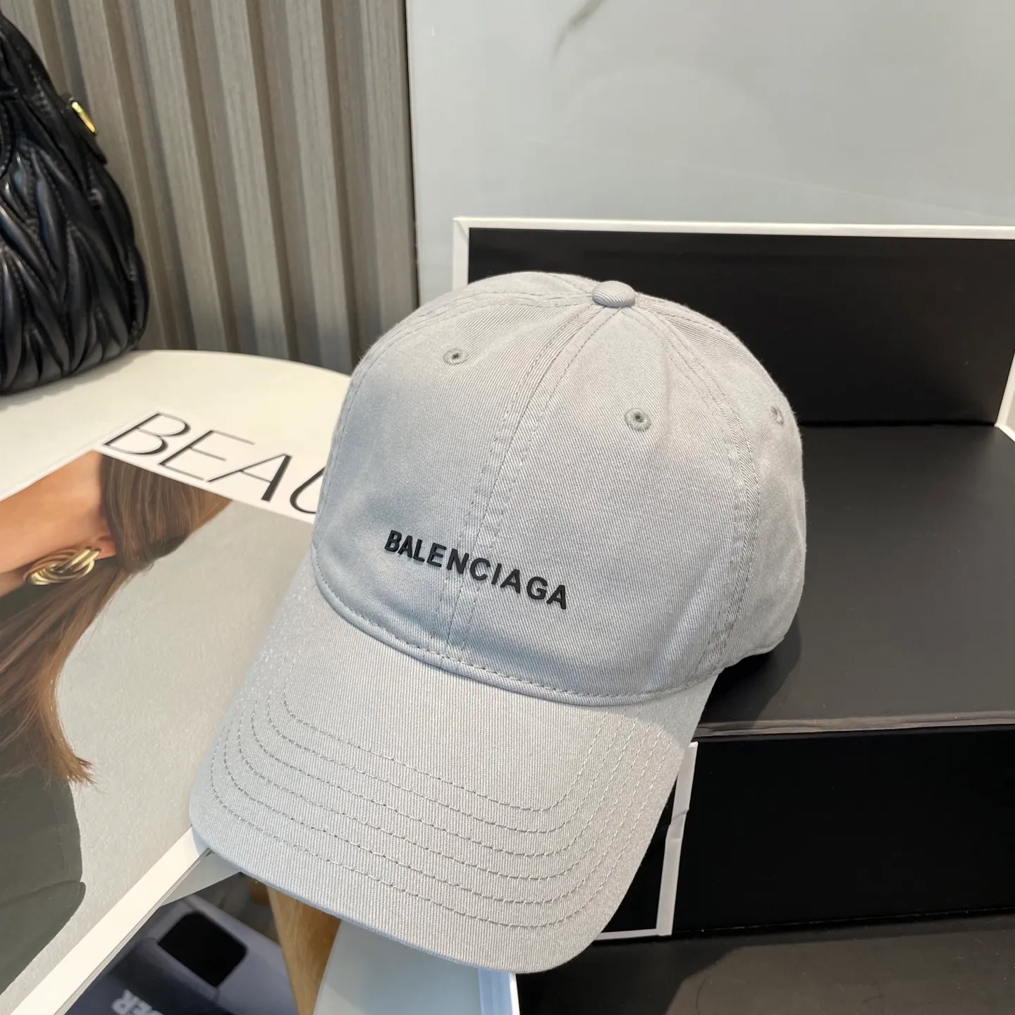 P50 Balenciaga Baseball Cap My family is already very proficient in Balenciaga’s craftsmanship. It’s a must-have. BALENCIAGA Balenciaga’s new washed pure cotton baseball cap. Heavy craftsmanship, double B letter logo, novel and fashionable trendy style. Exclusive physical shot of the same style for men and women. Unisex, adjustable