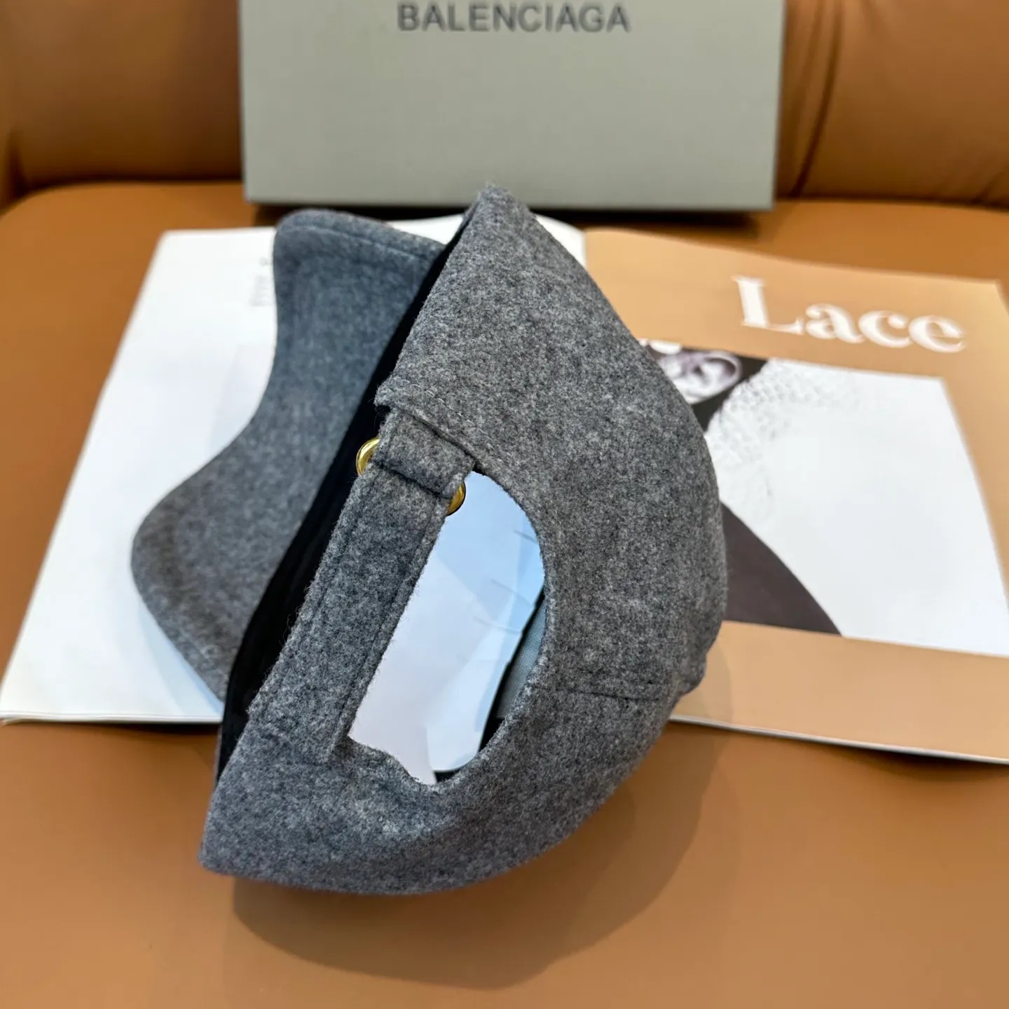 P66 Balenciaga's new autumn and winter woolen baseball cap💋💋 The baseball cap that is most commonly worn daily. The gray color often matches the look👀 It is very good for daily commuting or city boy sweeping the streets.