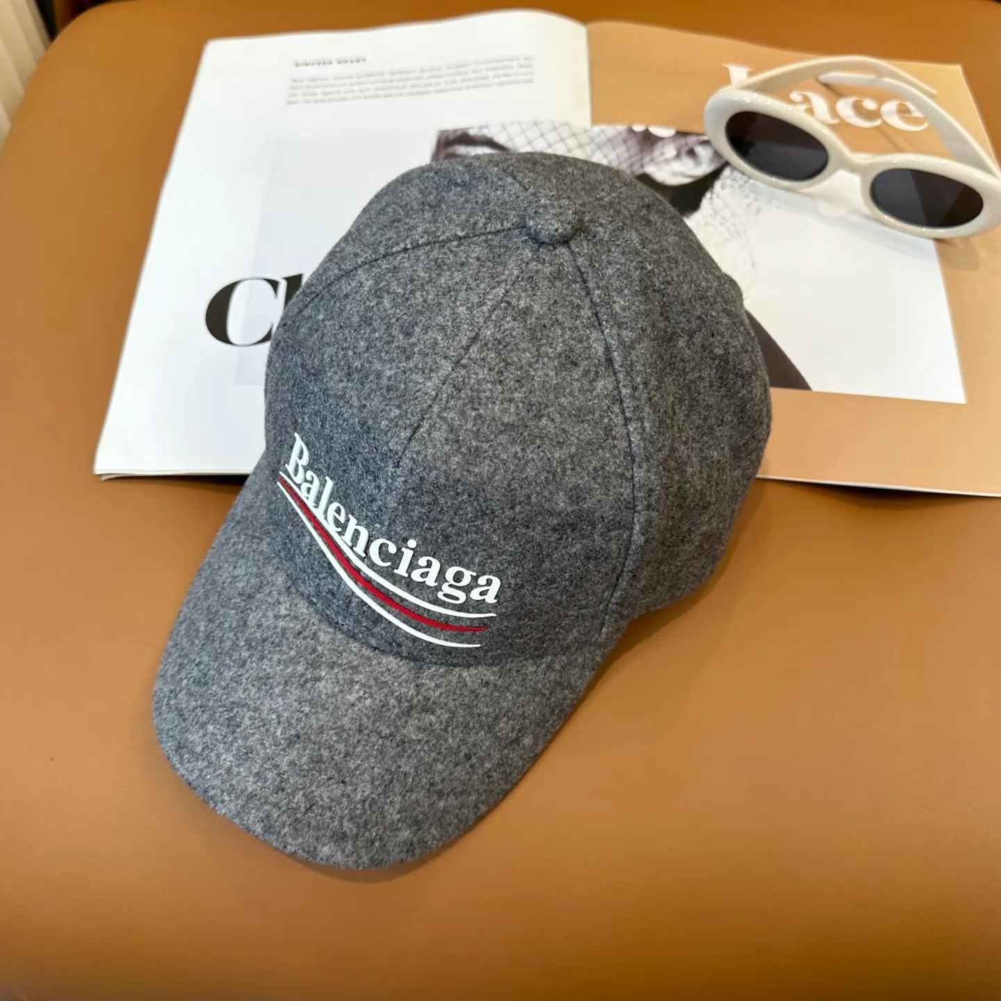 P66 Balenciaga's new autumn and winter woolen baseball cap💋💋 The baseball cap that is most commonly worn daily. The gray color often matches the look👀 It is very good for daily commuting or city boy sweeping the streets.