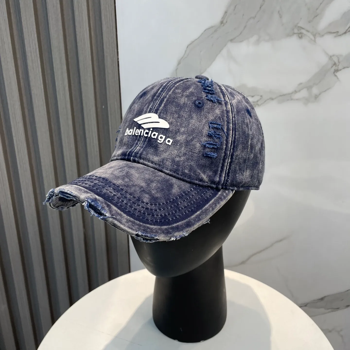 P66 Balenciaga new spring baseball cap This hat is so beautiful! The hole design adds a bit of casualness and uninhibitedness, allowing you to easily wear it with casual wear or sportswear.