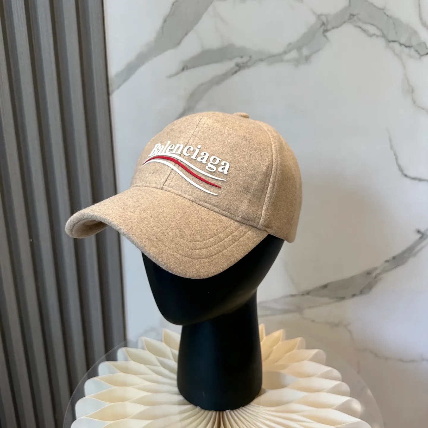 P66 Balenciaga's new autumn and winter woolen baseball cap💋💋 The baseball cap that is most commonly worn daily. The gray color often matches the look👀 It is very good for daily commuting or city boy sweeping the streets.