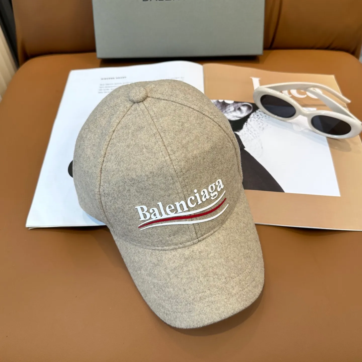 P66 Balenciaga's new autumn and winter woolen baseball cap💋💋 The baseball cap that is most commonly worn daily. The gray color often matches the look👀 It is very good for daily commuting or city boy sweeping the streets.