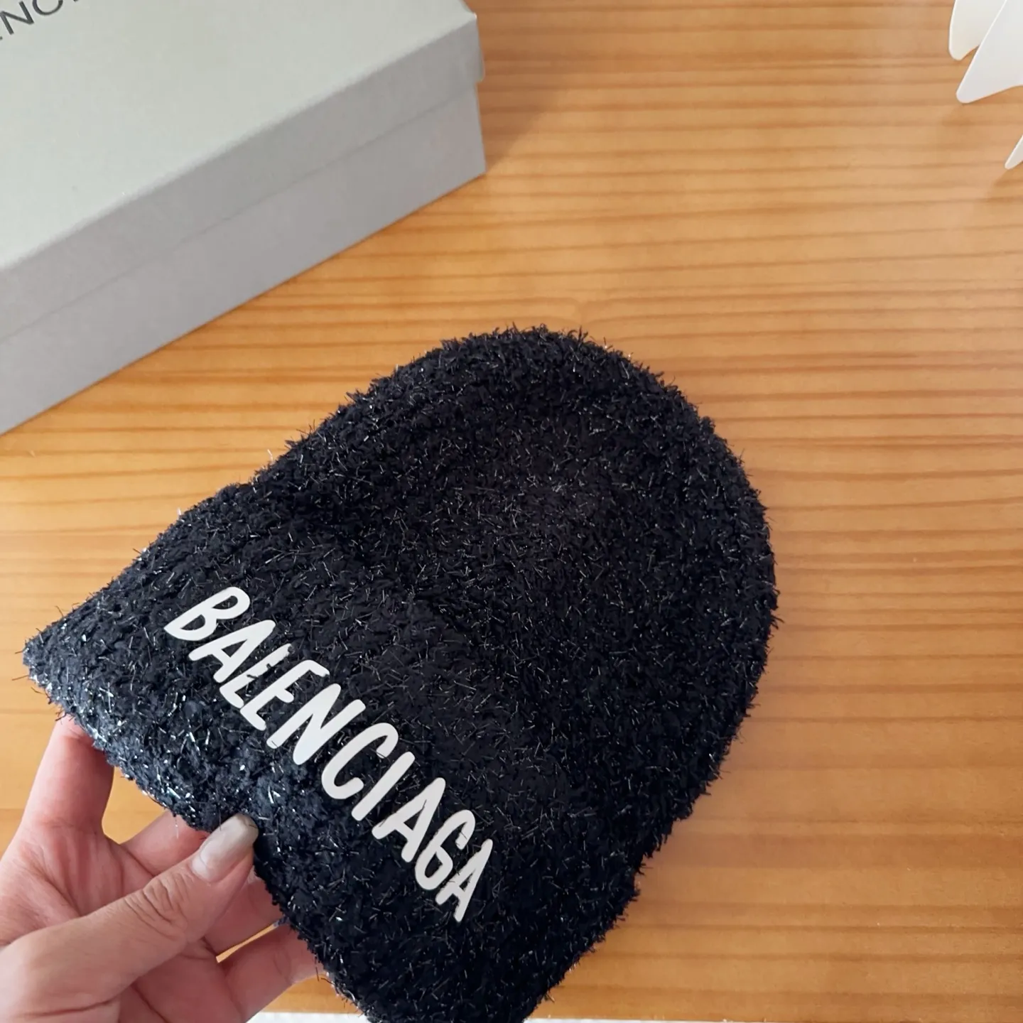 🉐️120 Balenciaga knitted cold hat brick cabinet new style! It became popular on Xiaohongshu as soon as it was put on the shelves~ First released on the whole network, matching color and version. The first batch of goods is sufficient, so hurry up and get it.