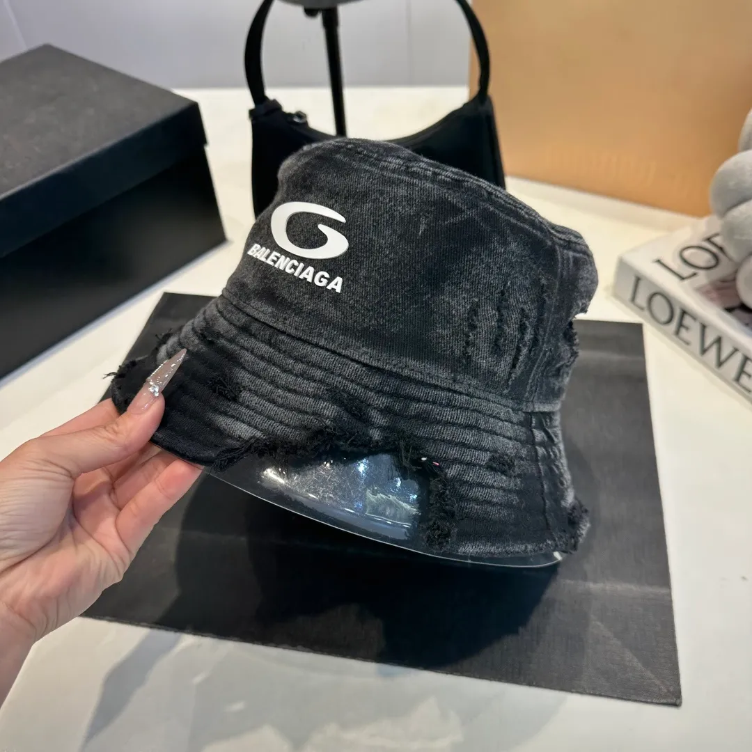 P60 new product Balencia*a Balenciaga's new fisherman hat, ready for delivery in seconds🧢Simple, fashionable, super invincible and beautiful hat! Couple style!